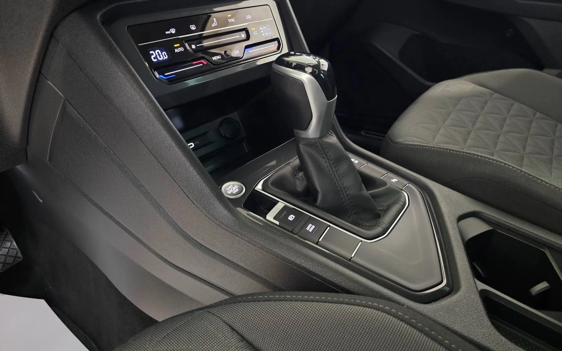 Notranja slika - Volkswagen Tiguan - 2.0 TDI BMT Life DSG - LED.kamera.keyless.ambient - 19