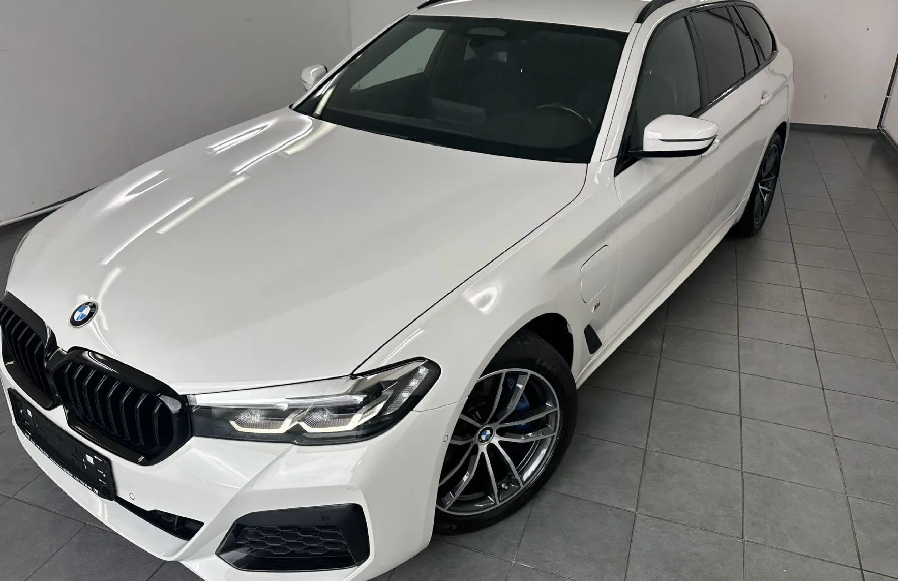 Zunanja slika - BMW Serija 5 - Touring: 530e  Avt.M Sport.4X4.NEMŠKI+4ALU.KAMERA.LED.AC - 2