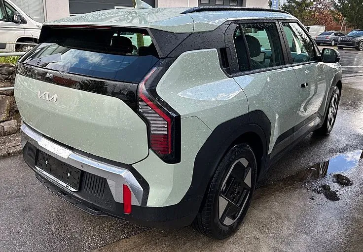 Zunanja slika - KIA EV3 - 58.3 kWh baterija. 150 kW  204 KM  Star - 3