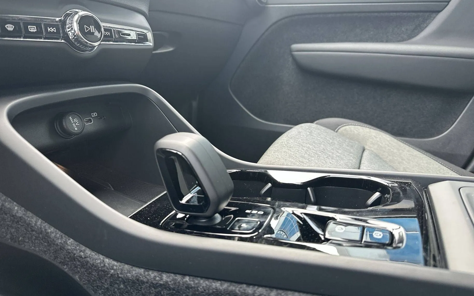Notranja slika - Volvo XC40 - B3 P Plus Dark Avt. - 20