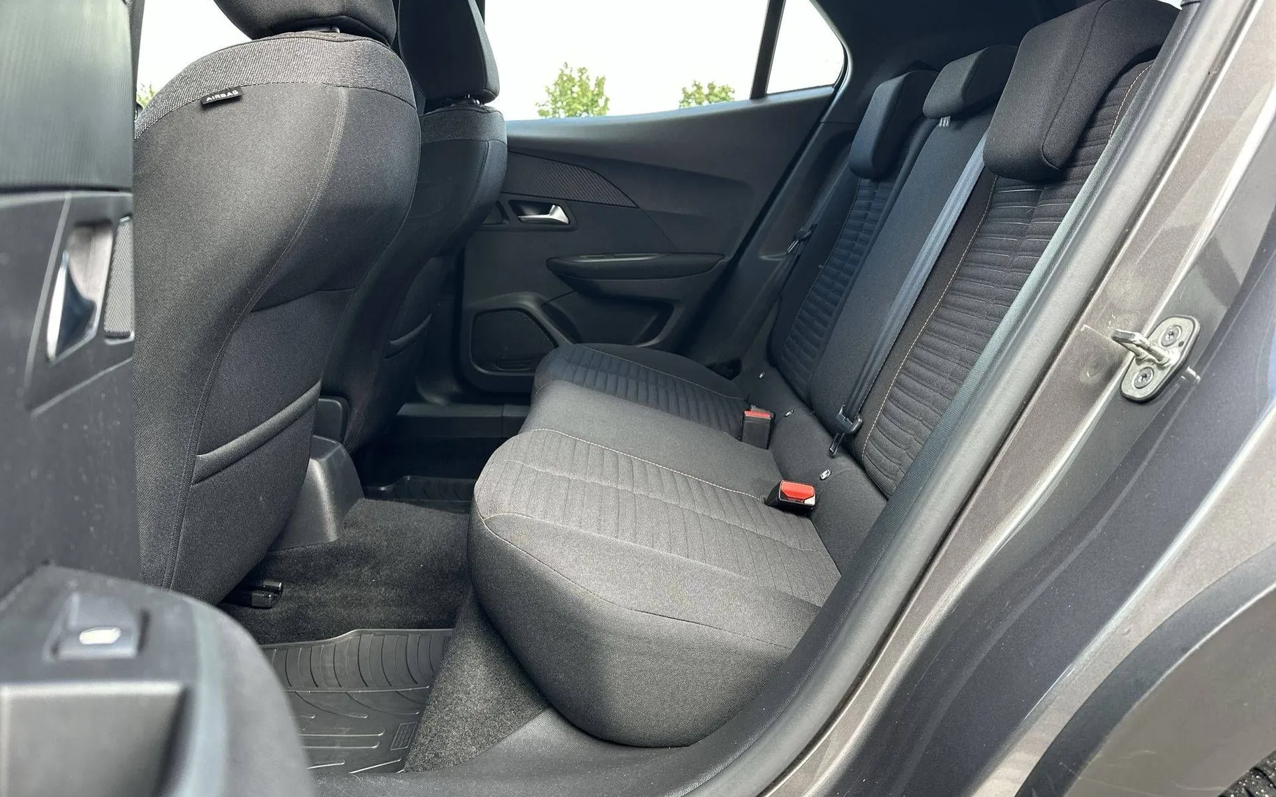 Notranja slika - Peugeot 2008 - 1.2 PureTech 130 S S Active - 11