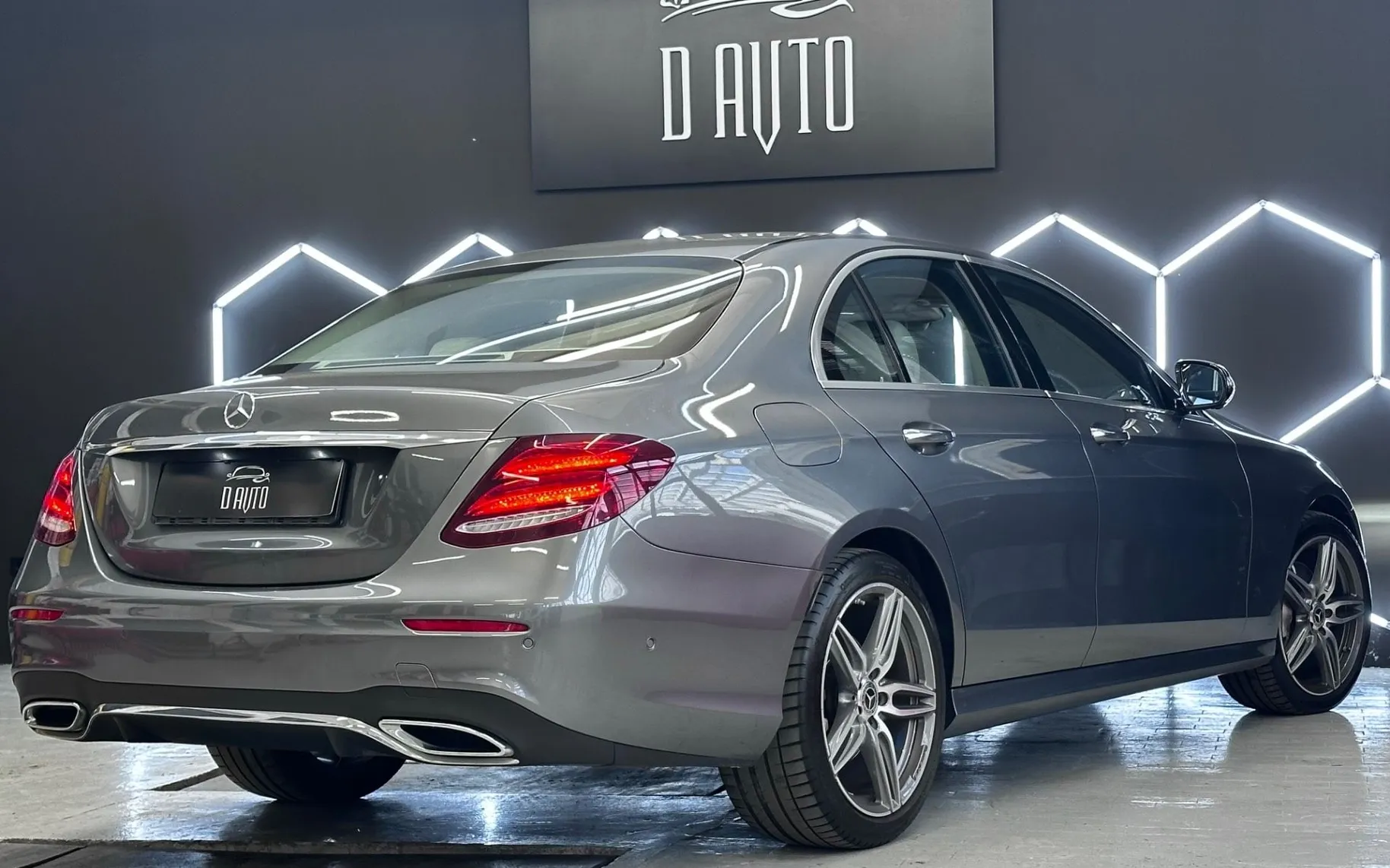Notranja slika - Mercedes-Benz E-Razred - E 220 d 4MATIC AMG+MULTIBEAM+VIRTUAL+360KAMERA+1 - 8