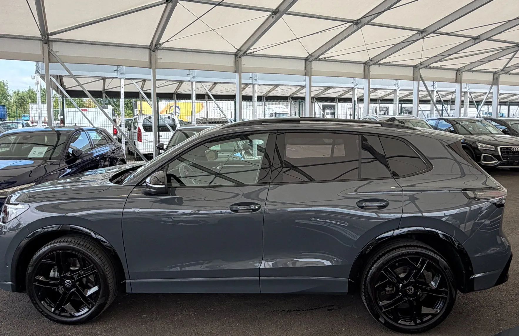 Zunanja slika - Volkswagen Tiguan - 4JOY 2.0TDI DSG SLO 1.Lastnik BLACK STYLE-PANORAMA - 3