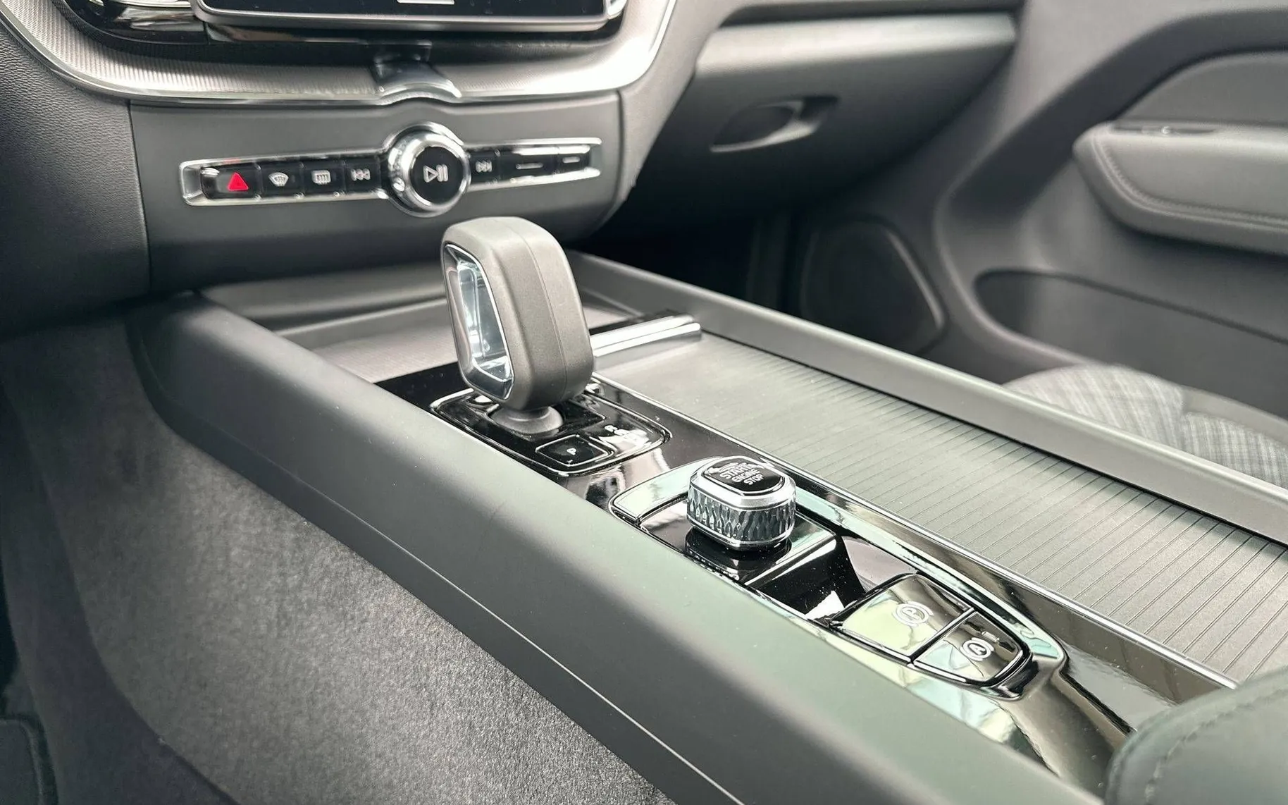Notranja slika - Volvo XC60 - B5  P  Core AT AWD 3 leta garancije + 3 servisi... - 20