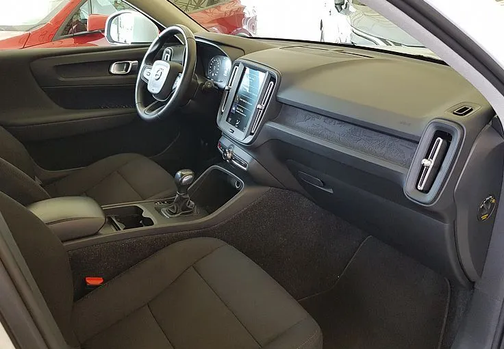 Zunanja slika - Volvo XC40 - T3 Momentum NAVI KAMERA 56.000KM 1.LASTNIK - 9