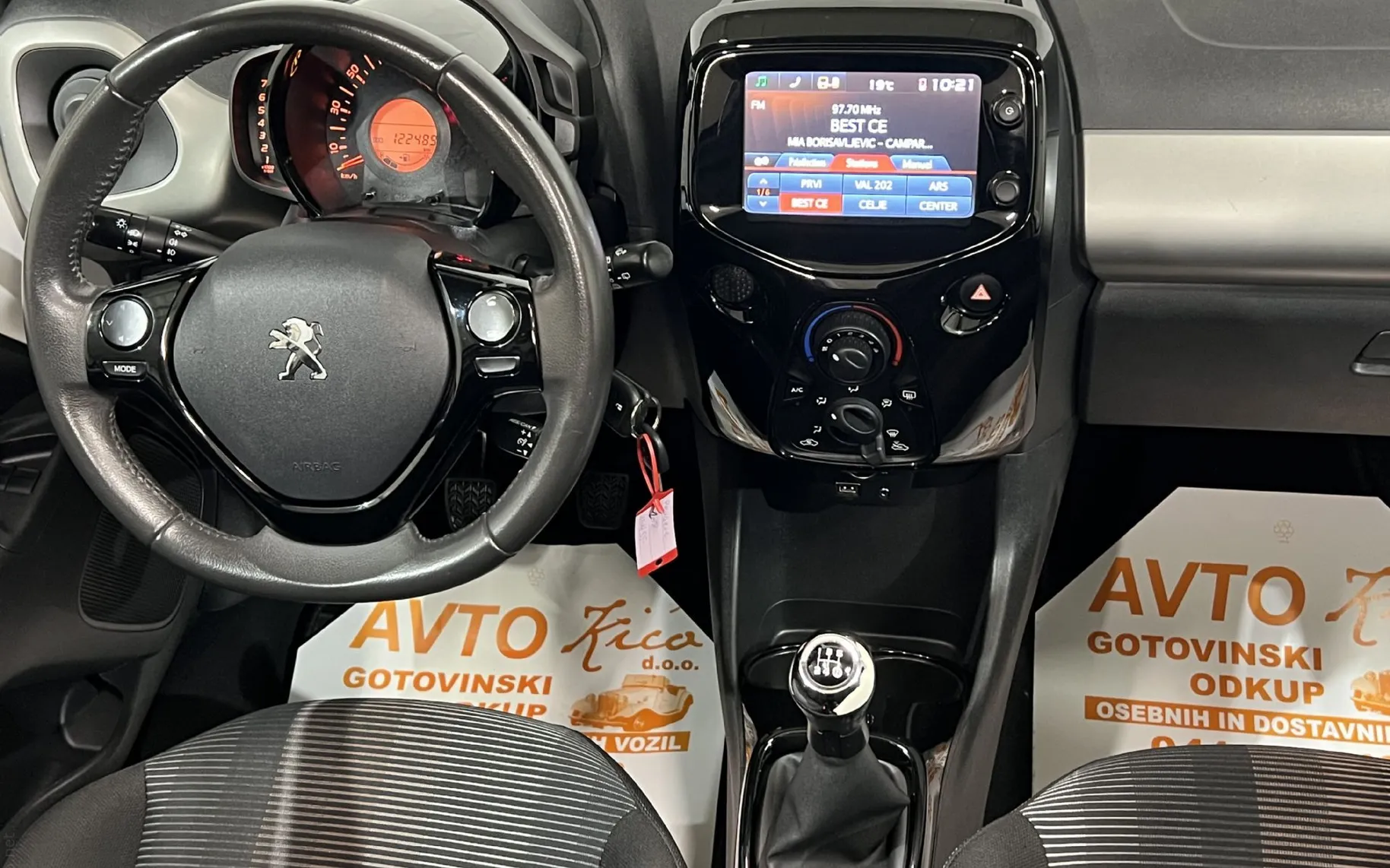 Notranja slika - Peugeot 108 - 1.2-CABRIO-TEMPOMAT-LED-KAMERA-ALU-ODLIČEN... - 10