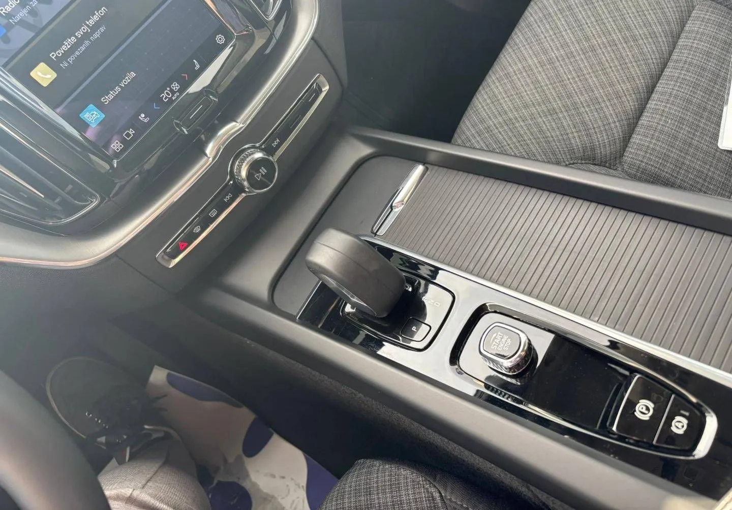 Notranja slika - Volvo XC60 - B4P Momentum PRO AT FWD KAMERA-GRETJE.SED.-DAB+ - 15
