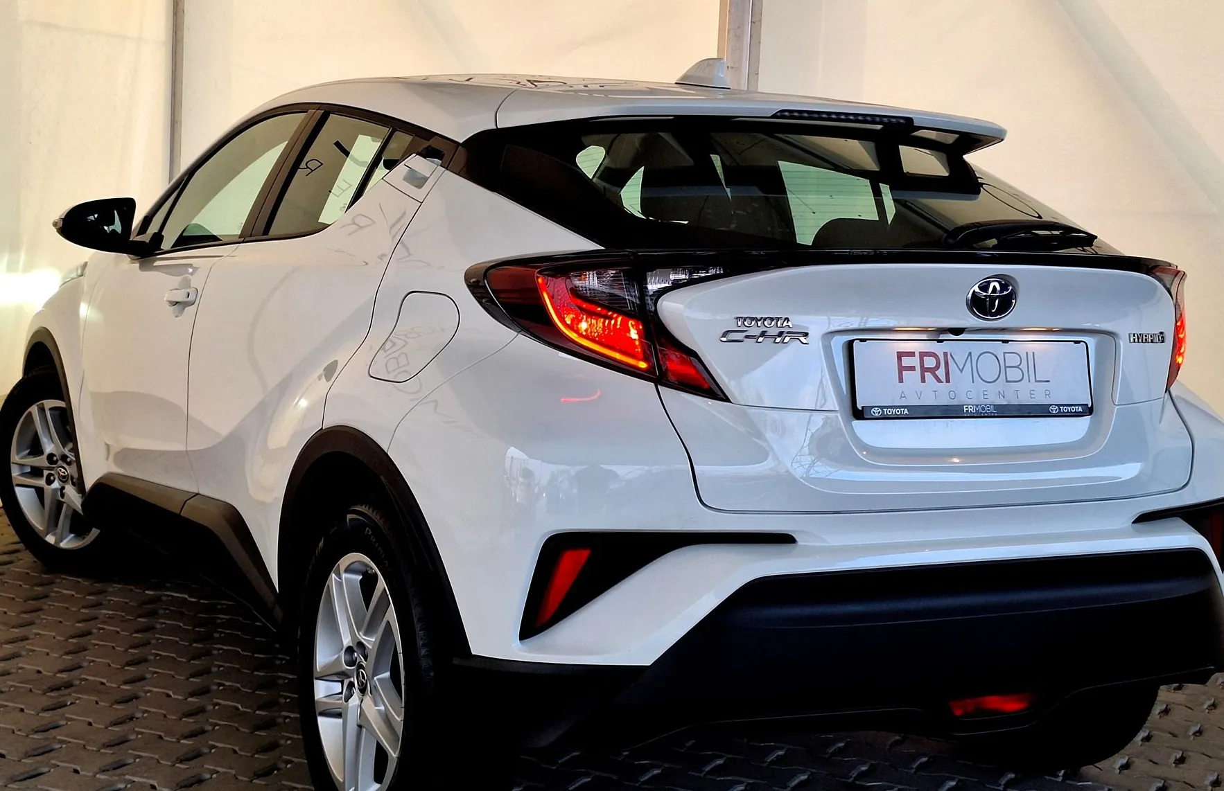 Zunanja slika - Toyota C-HR - 1.8 hibrid  HEV  C-ENTER Smart CVT - 4