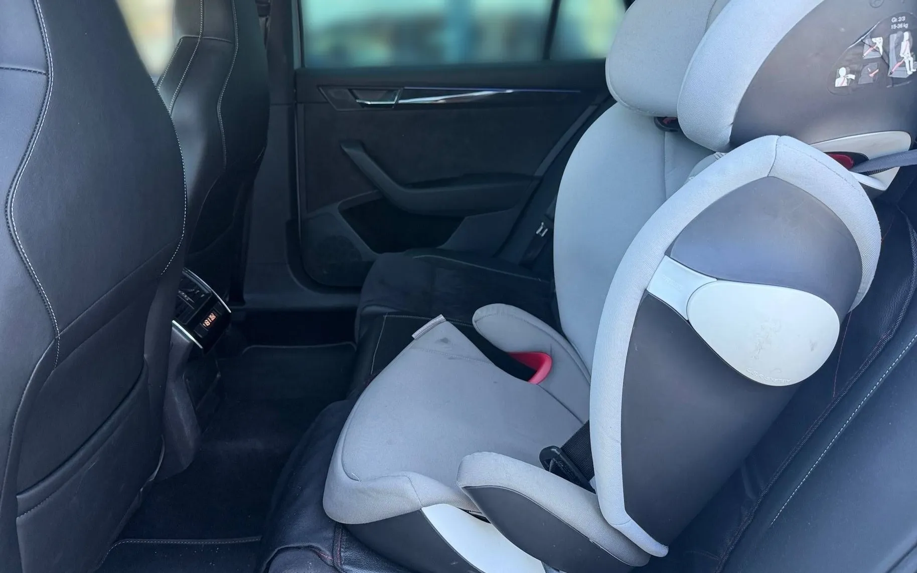 Notranja slika - Škoda Superb - Combi 2.0 TDI Sportline DSG - 11