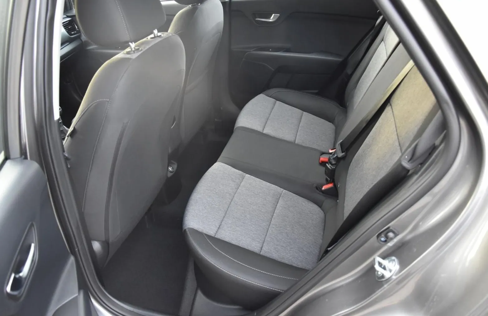 Zunanja slika - KIA Stonic - 1.2 DPI 57.9 kW  79 KM  LX Urban+ M T - 8