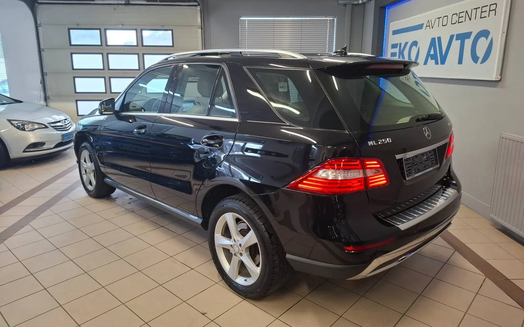 Zunanja slika - Mercedes-Benz ML-Razred - ML 250 BlueTEC 4MATIC ACC-STR.OKNO-NAVI-XENON-AL - 2