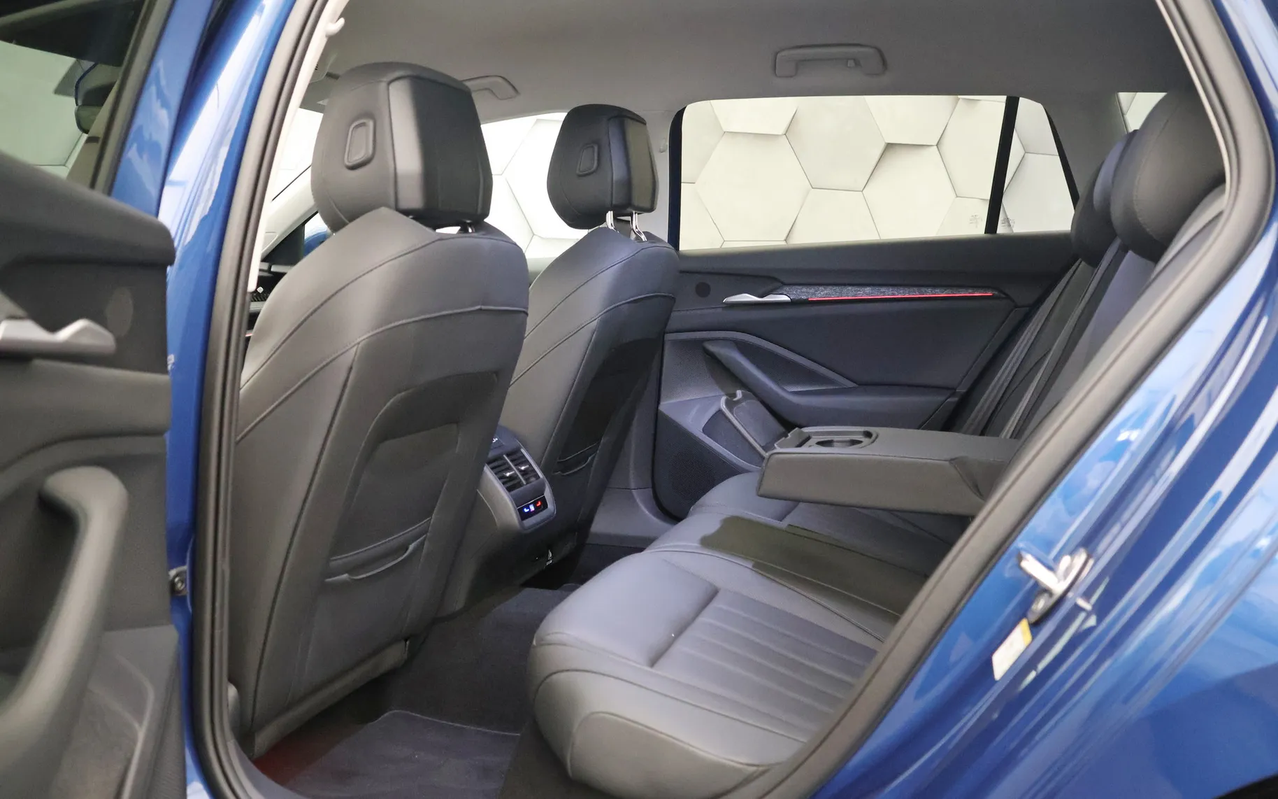 Zunanja slika - Škoda Superb - 1.5 TSI DSG Selection 150KM - 10
