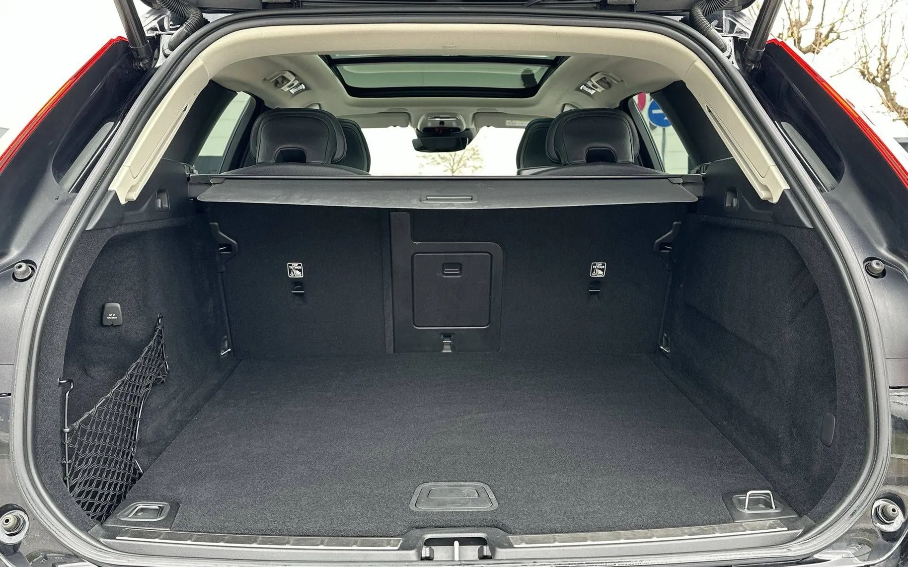 Notranja slika - Volvo XC60 - B4D AWD AUT Momentum Pro - 12