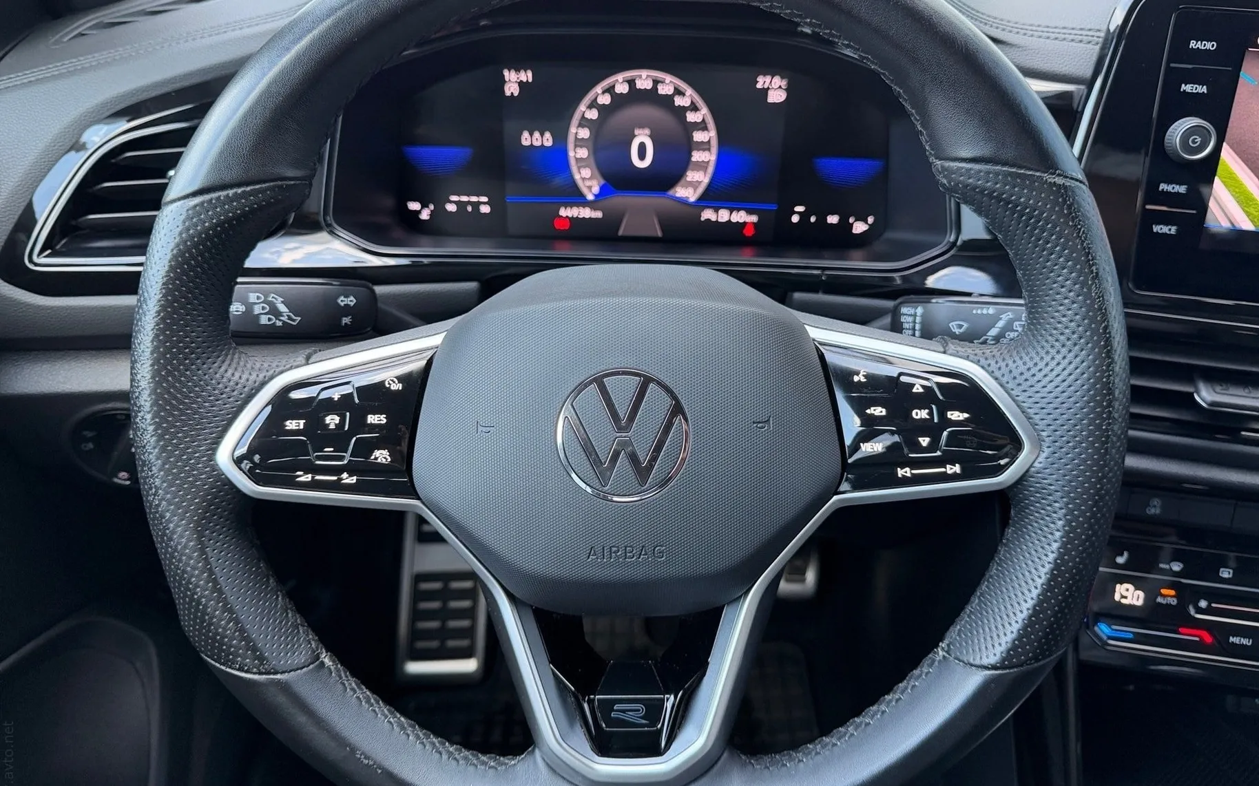 Notranja slika - Volkswagen T-Roc - 1.5 TSI BMT R-Line-SLO-IQ Light-Mrtvi kot-Vzv.kam - 8