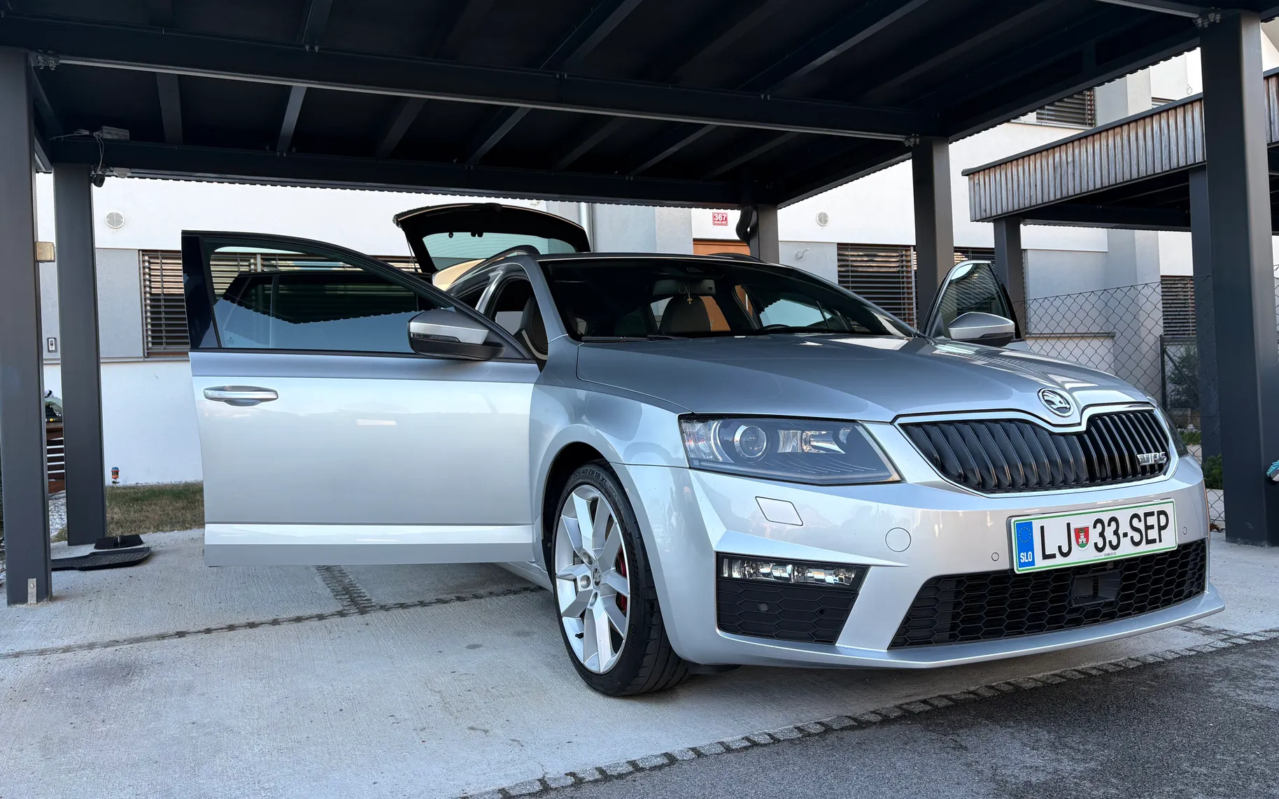 Zunanja slika - Škoda Octavia - Combi 2,0 TDI RS DSG - 1