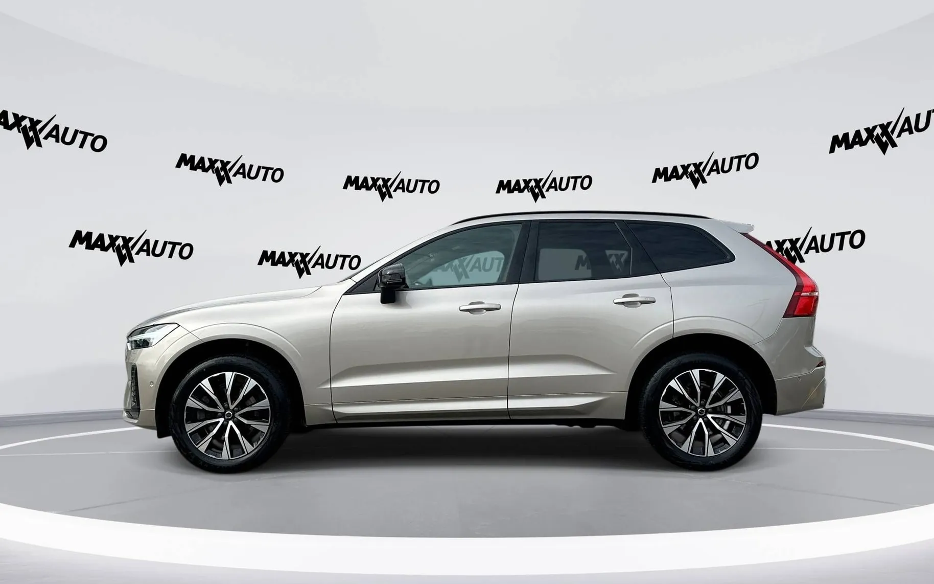 Notranja slika - Volvo XC60 - B4 D AWD Plus Dark Avt. Zračno Pano ACC Kljuka - 8