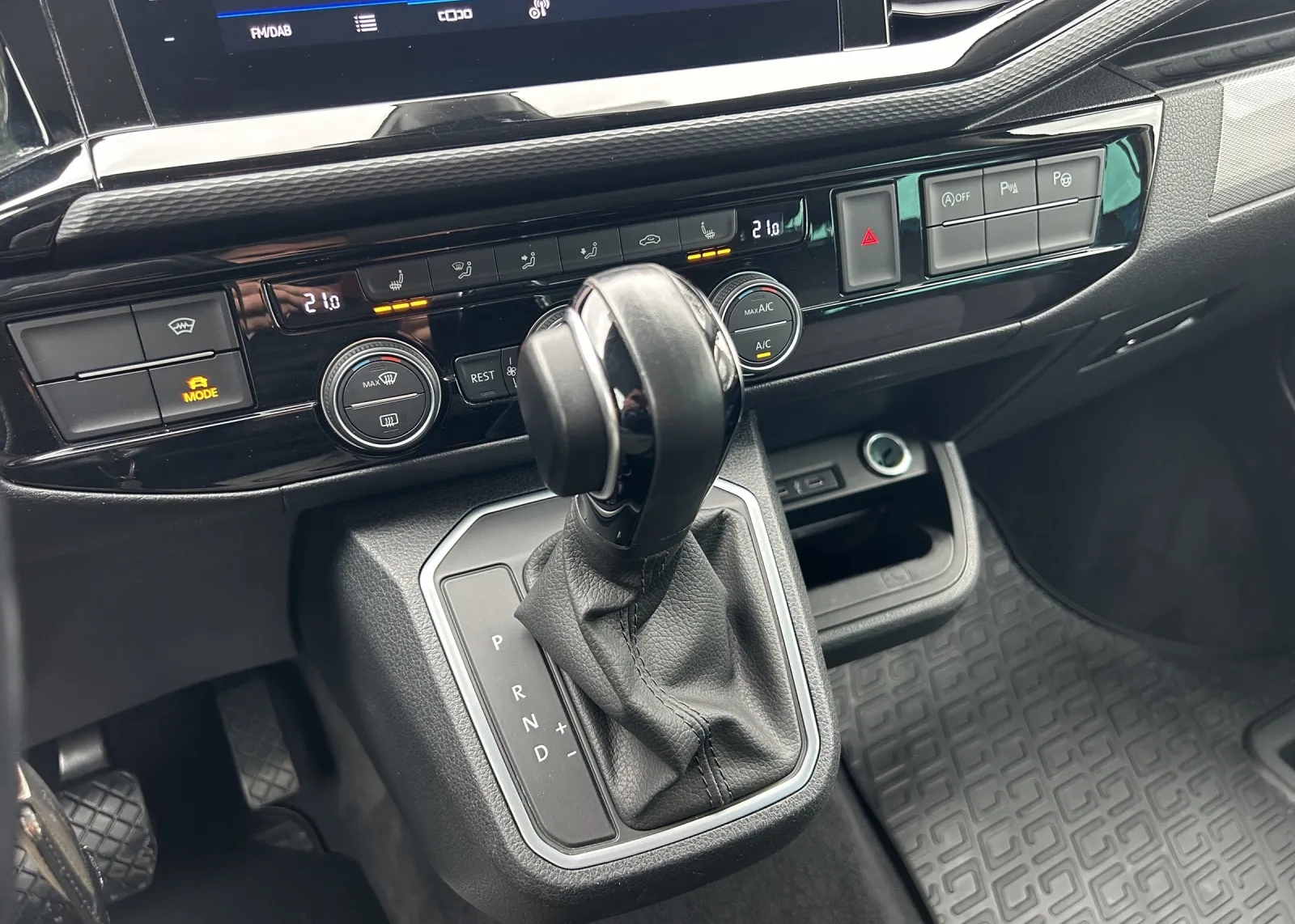 Zunanja slika - Volkswagen Multivan - T6.1 2,0 TDI KMR Highline DSG - 13