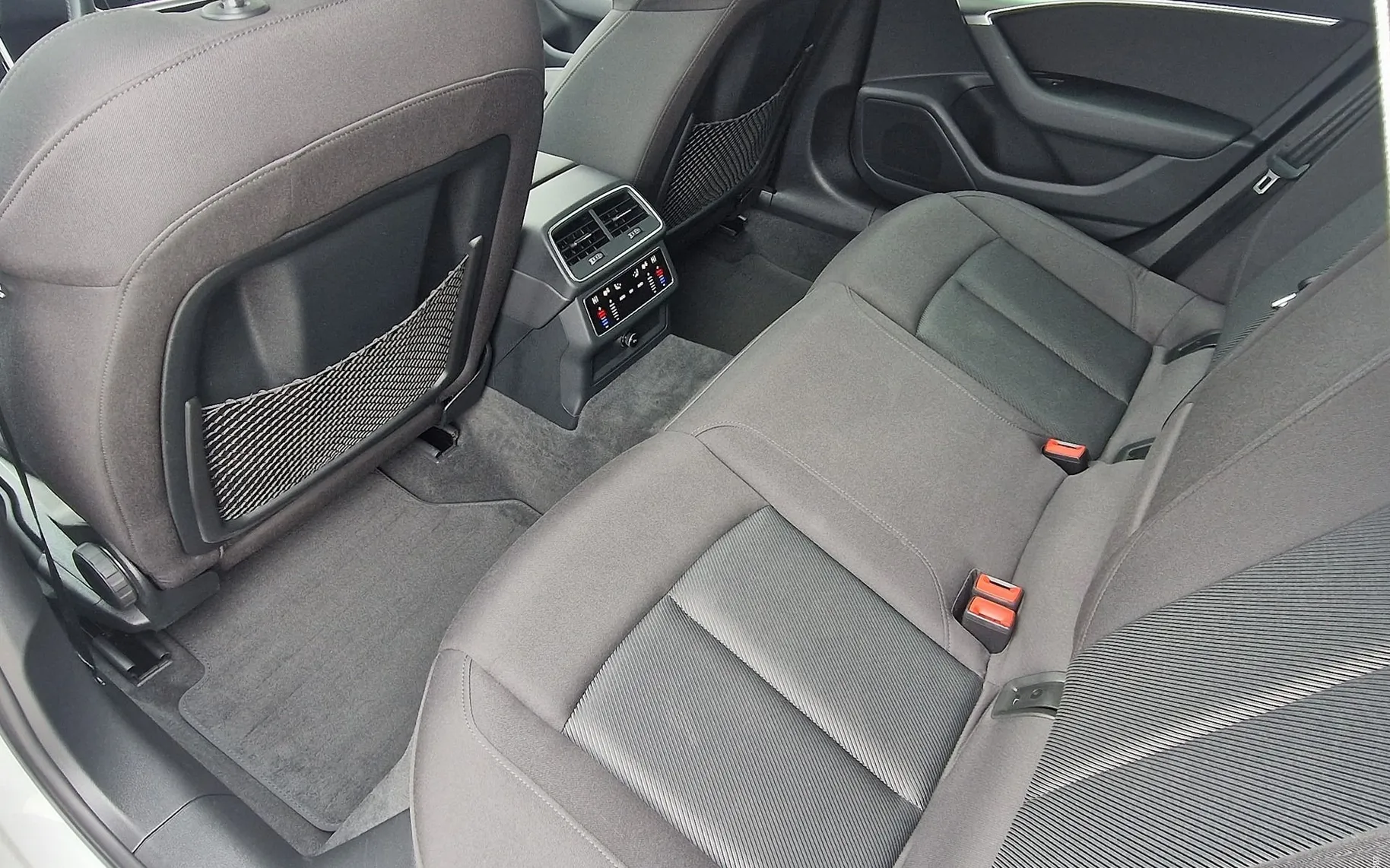 Notranja slika - Audi A6 Avant - 40TDI-S TRONIC-VIRTUAL-LED-NAVI-SPORT-ACC-19COL... - 9