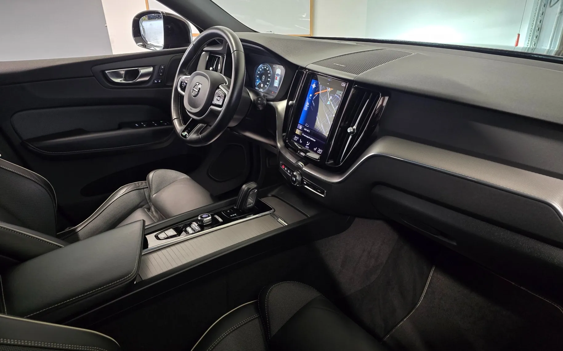 Zunanja slika - Volvo XC60 - B4 D R-design 145 Avt. - 10