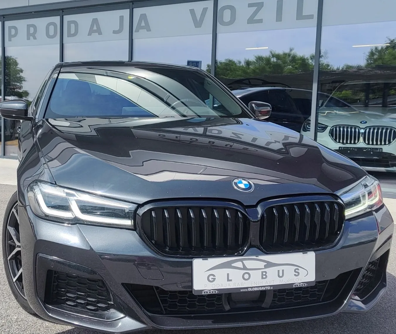Zunanja slika - BMW Serija 5 - : 520d Avt.M-PAKET HEAD UP HLAJENJE KAMERA KEYLESS - 2