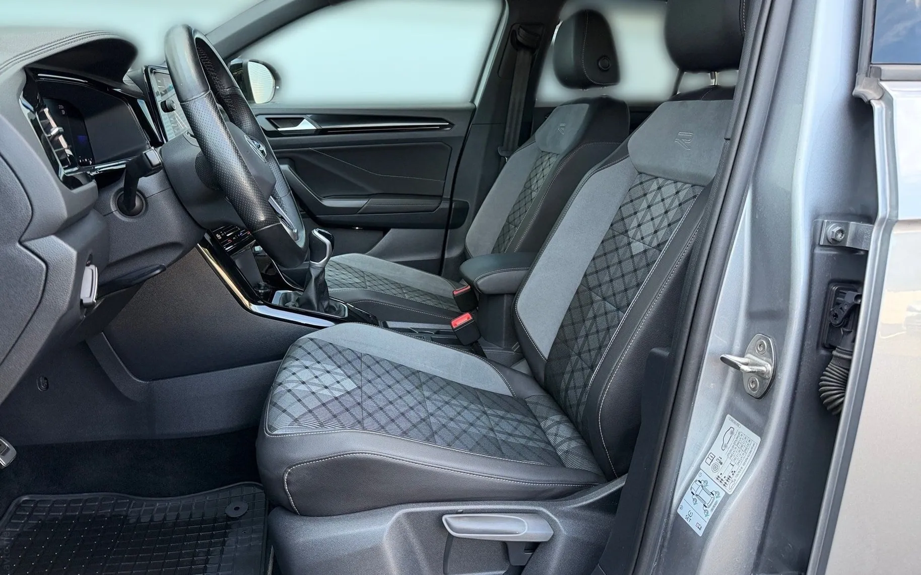 Notranja slika - Volkswagen T-Roc - 1.5 TSI BMT R-Line-SLO-IQ Light-Mrtvi kot-Vzv.kam - 7