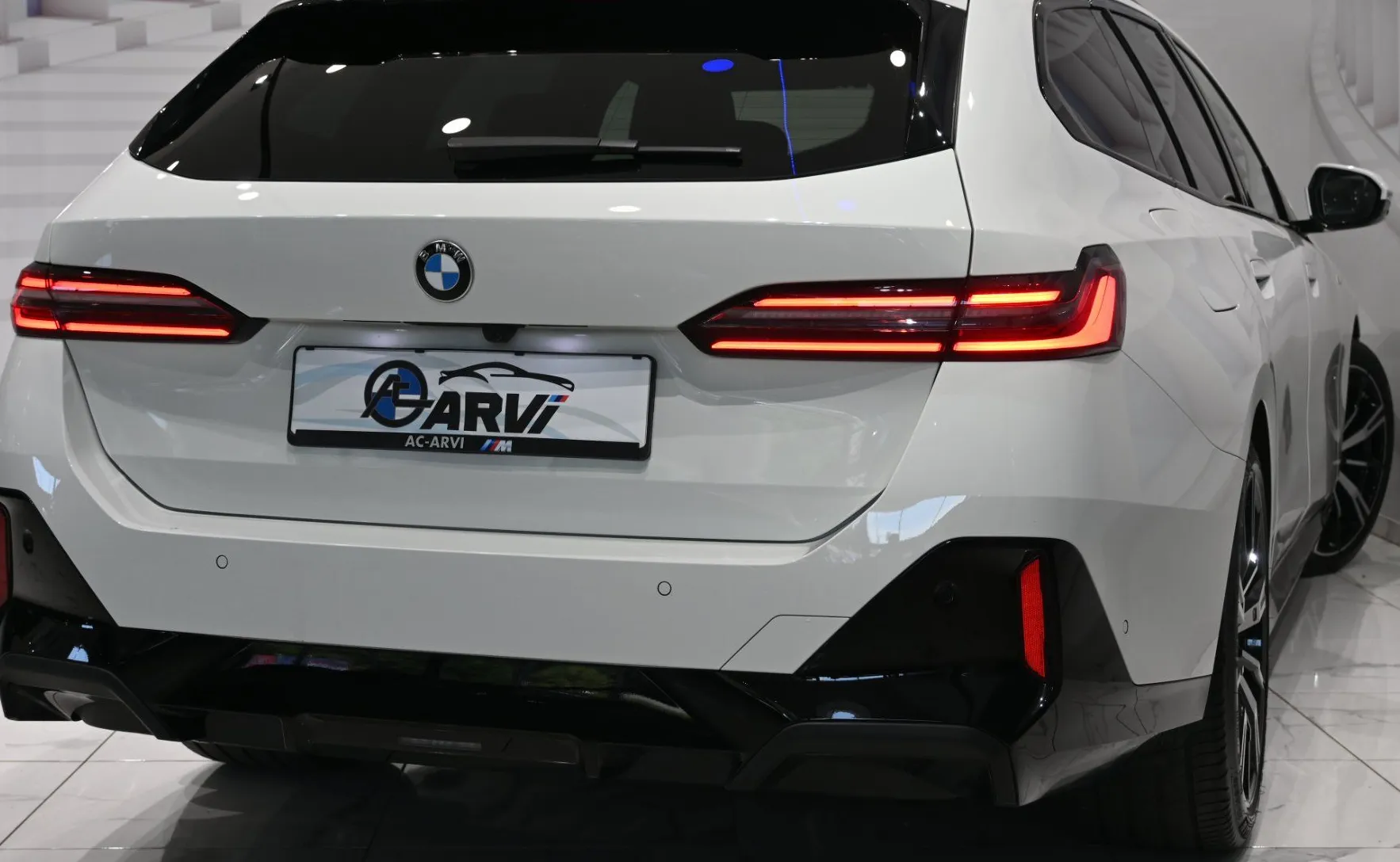 Zunanja slika - BMW Serija 5 - Touring: 540d xDrive-M.SPORT.PRO-RADAR-ICON-KAM360-KEYLE - 4
