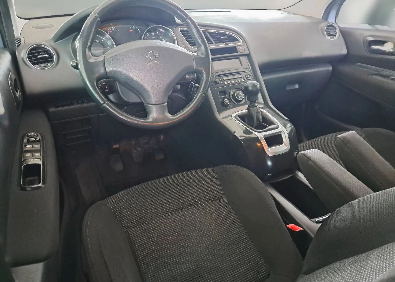 Notranja slika - Peugeot 5008 - 1.6 HDi-ODLIČEN-GARANCIJA-SLOVENSKO POREKLO - 9