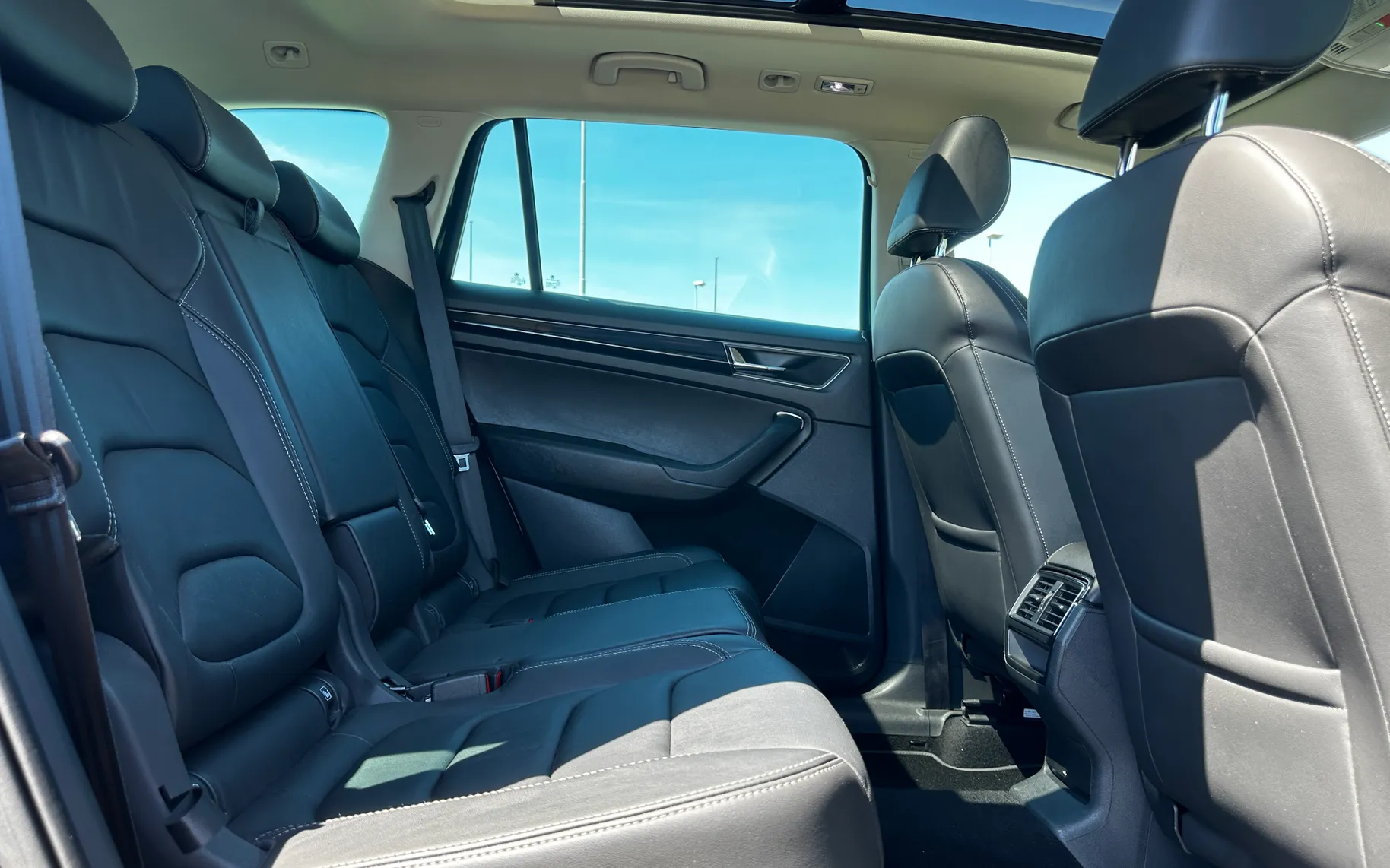 Zunanja slika - Škoda Kodiaq - 2.0 TSI 4x4 DSG STYLE-PANORAMA-LED-PDC-MEMO-ALU.19 - 16