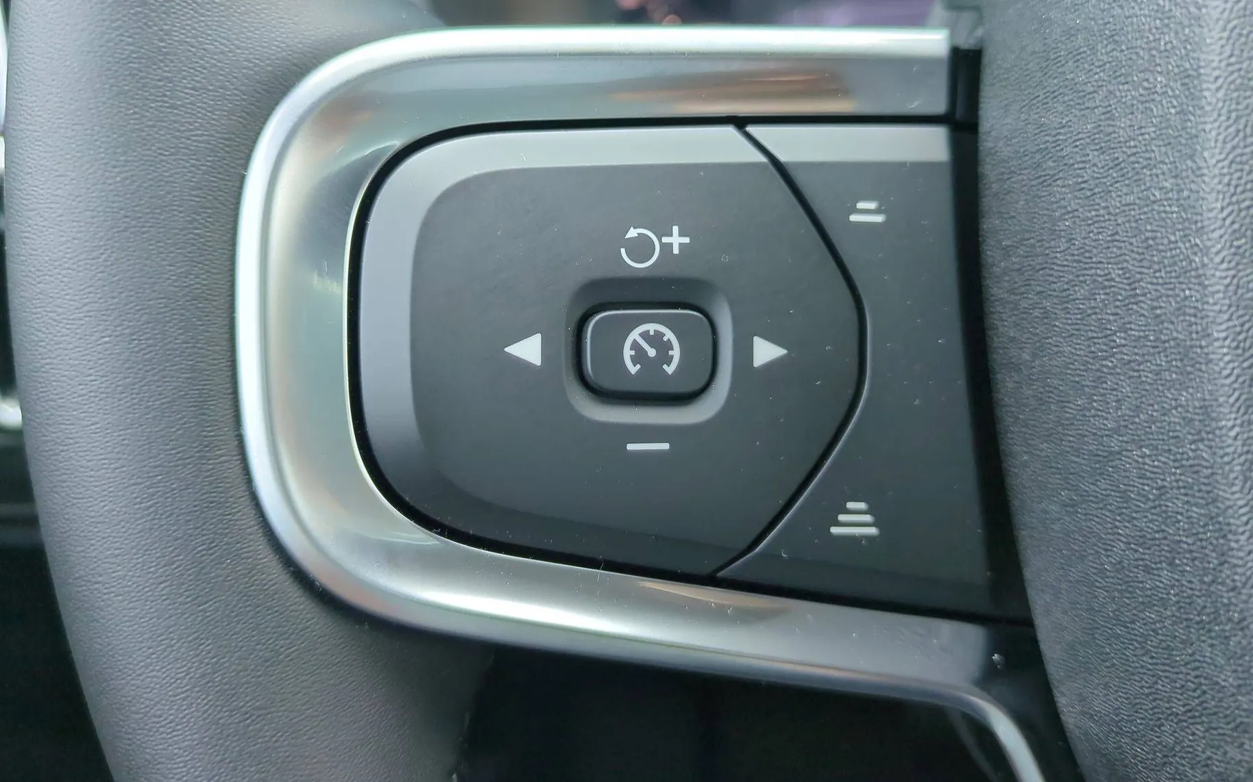 Notranja slika - Volvo XC40 - B3 P Core AT DCT 3 leta garancije + 3 servisi... - 18