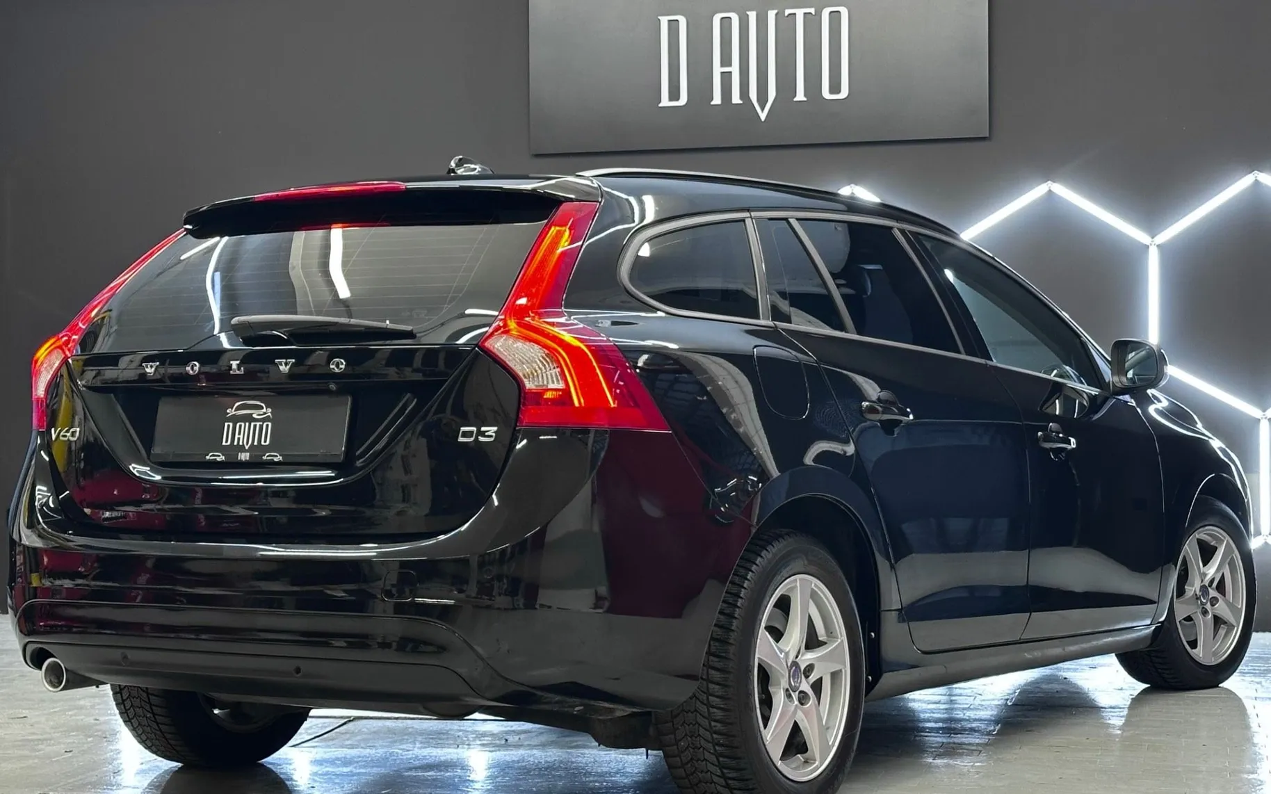 Notranja slika - Volvo V60 - 2.0D KAMERA-NAVI-BIXENON-GRETJE SEDEZEV-PDC... - 8
