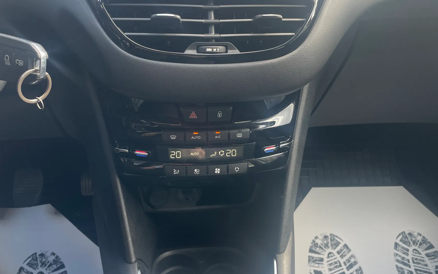 Notranja slika - Peugeot 208 - 1.2 PureTech 82 ALLURE biserno bele barve - 10