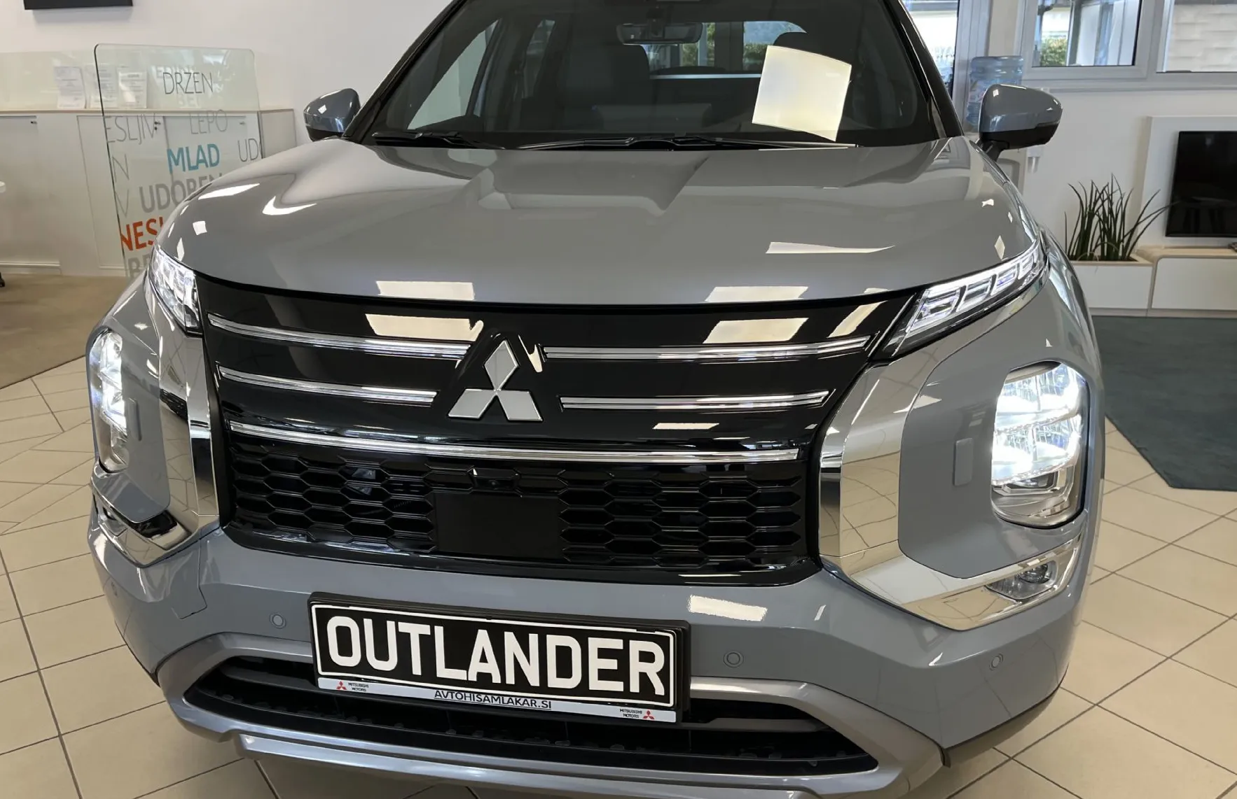 Zunanja slika - Mitsubishi Outlander - 2.4 PHEV Intense Auto - 7.000 EUR AKCIJA - - 2