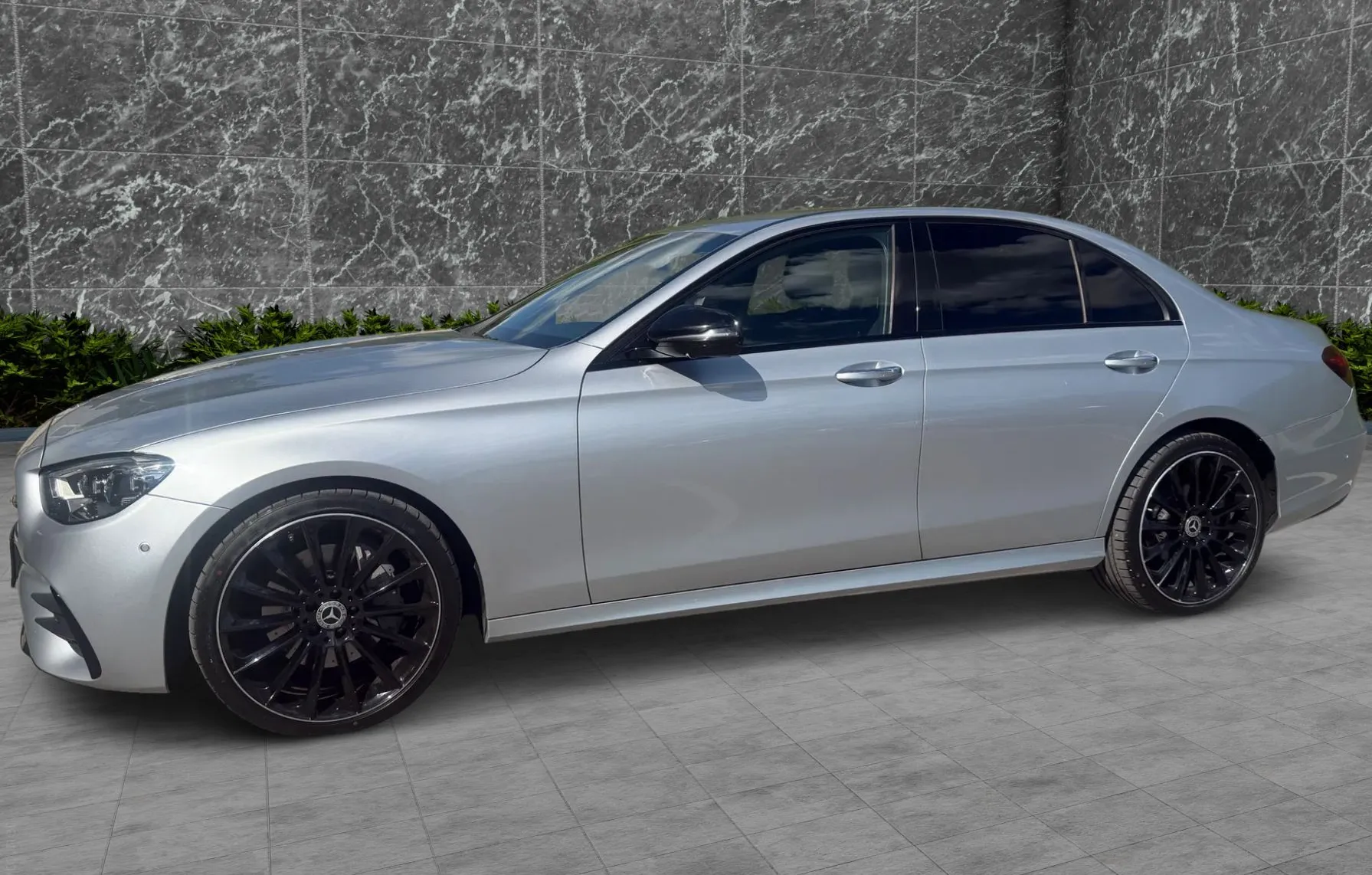 Zunanja slika - Mercedes-Benz E-Razred - E220d AMG WIDE MULTIBEAM WEBASTO PRIKLOP ALU20 - 4