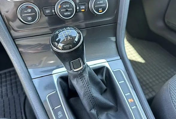 Zunanja slika - VW Golf - 1.6 TDI°°Digi.števci°°Gretje sedežev°°Garancija - 10