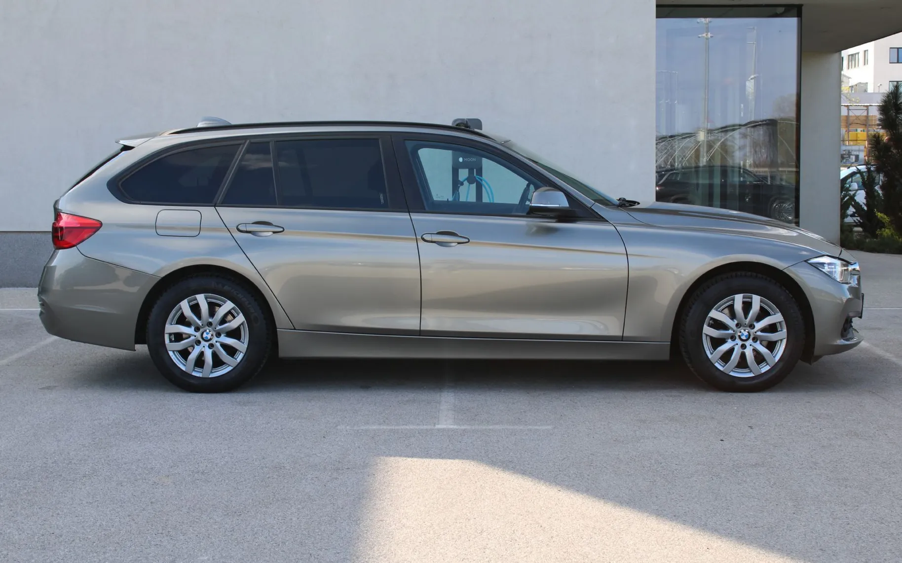 Zunanja slika - BMW Serija 3 - Touring: 320d xDrive Advantage  AT  PANO KAMERA TEMPO NA - 6