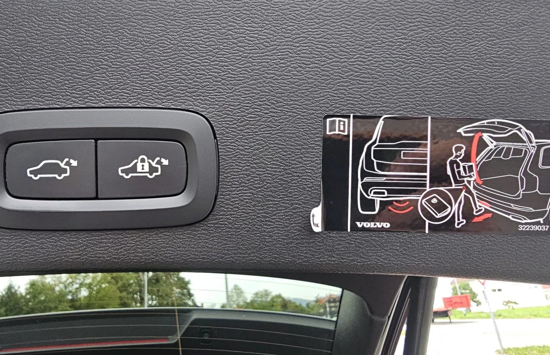 Zunanja slika - Volvo XC40 - T3 Black edition|FULED|ALU18|alcantara|navi|AC|HarmanCardon - 28