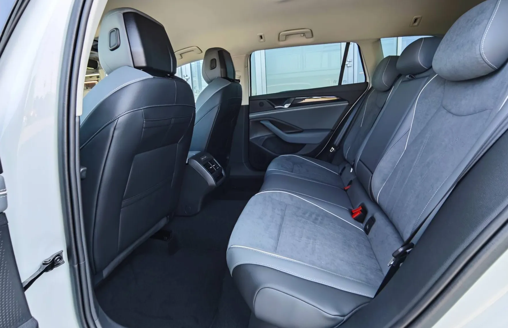 Zunanja slika - Volkswagen Passat - Variant 1.5 TSI eHybrid Business DSG 150kW... - 11