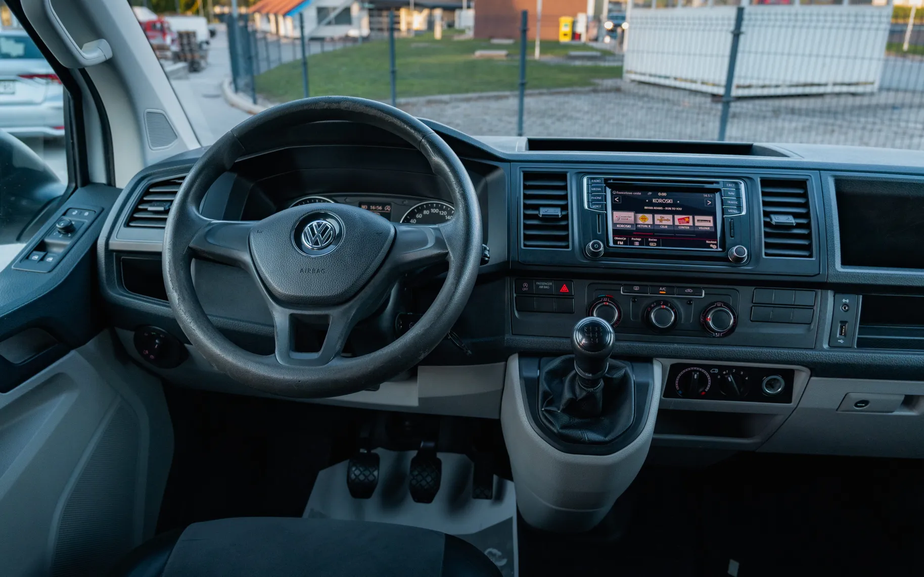 Notranja slika - Volkswagen Transporter - T6 Kombi 7+1 2.0 TDI - 8