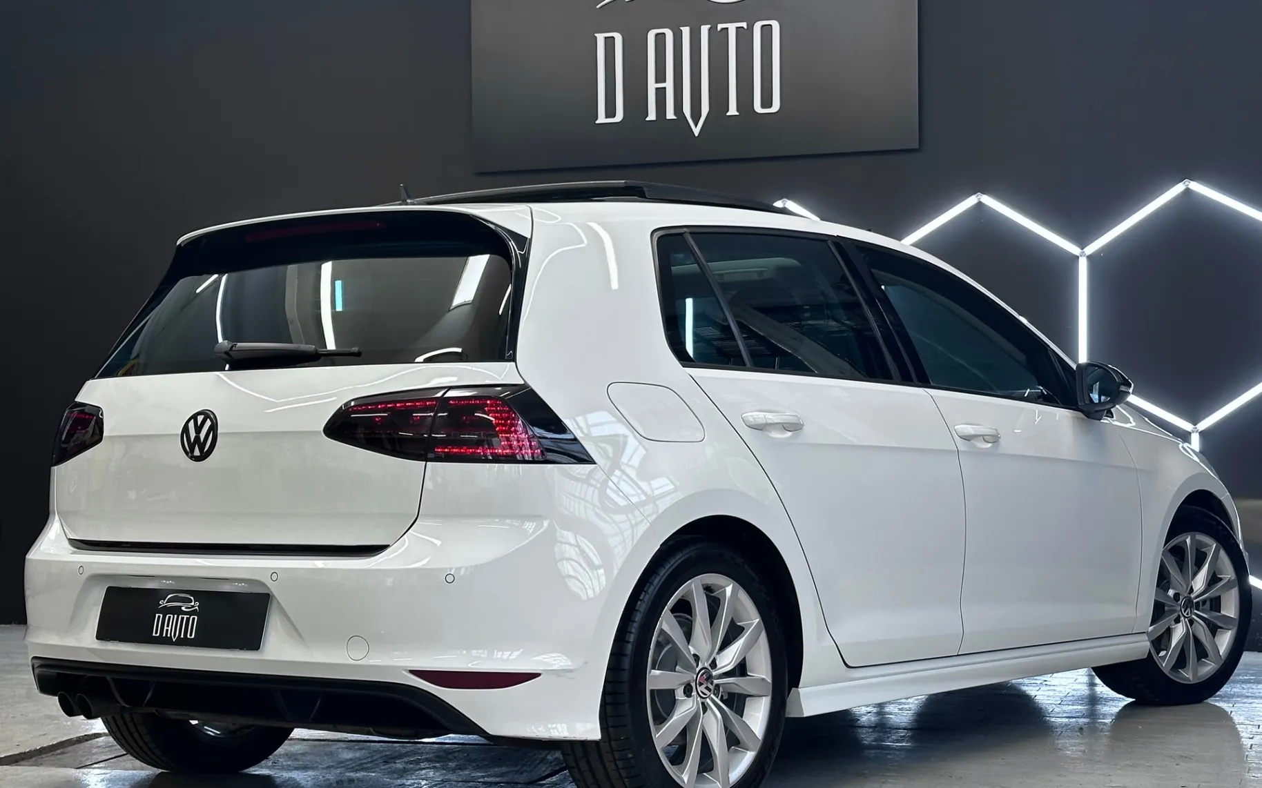 Notranja slika - VW Golf - 2.0 TDI R LINE+PANORAMA+LED+NAVI+GRETJE SEDEZEV - 8