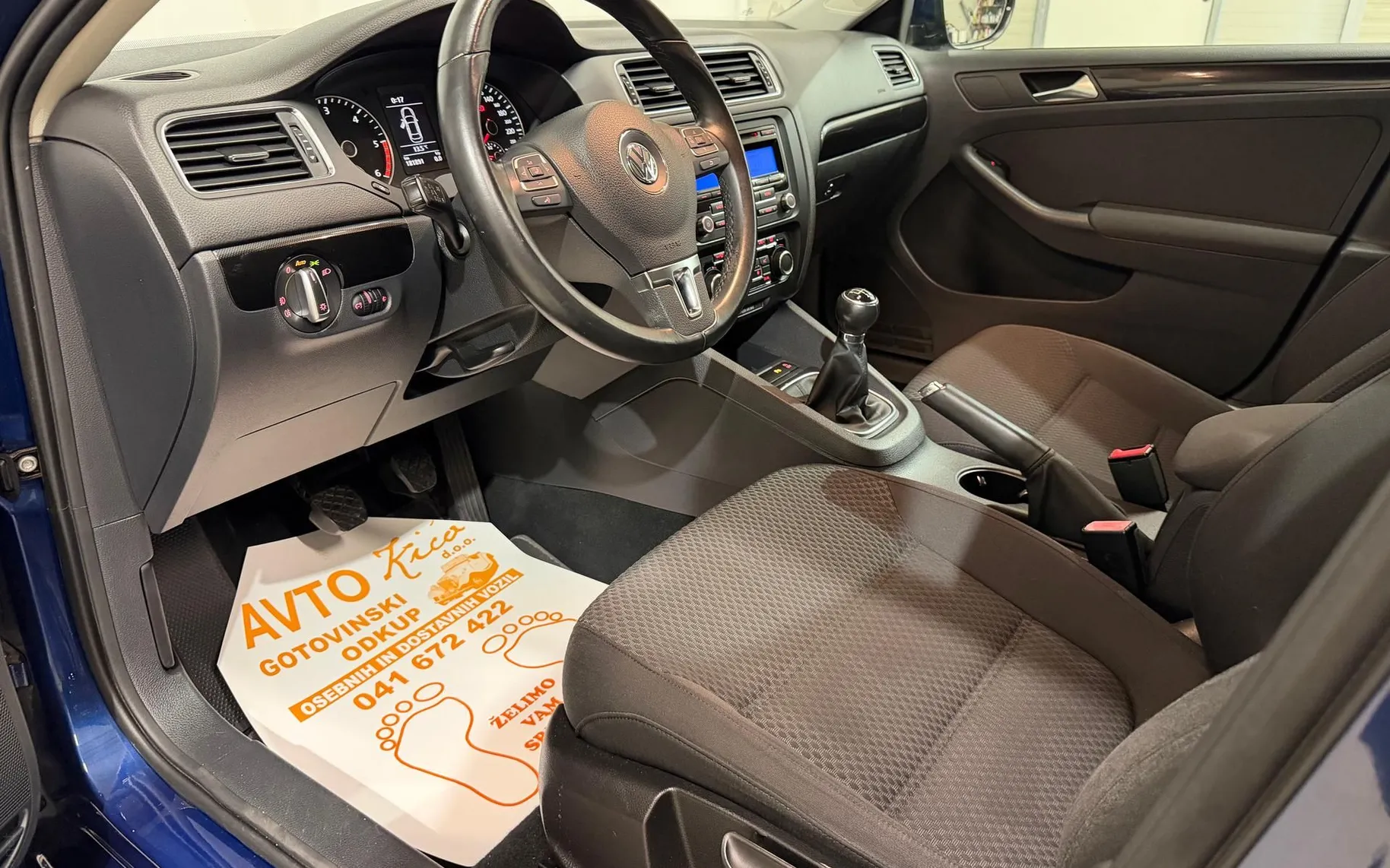 Notranja slika - VW Jetta - 1.6 TDI-TEMPOMAT-LIMO-PDC-SERVISNA-KNJ-ODLIČNA - 9