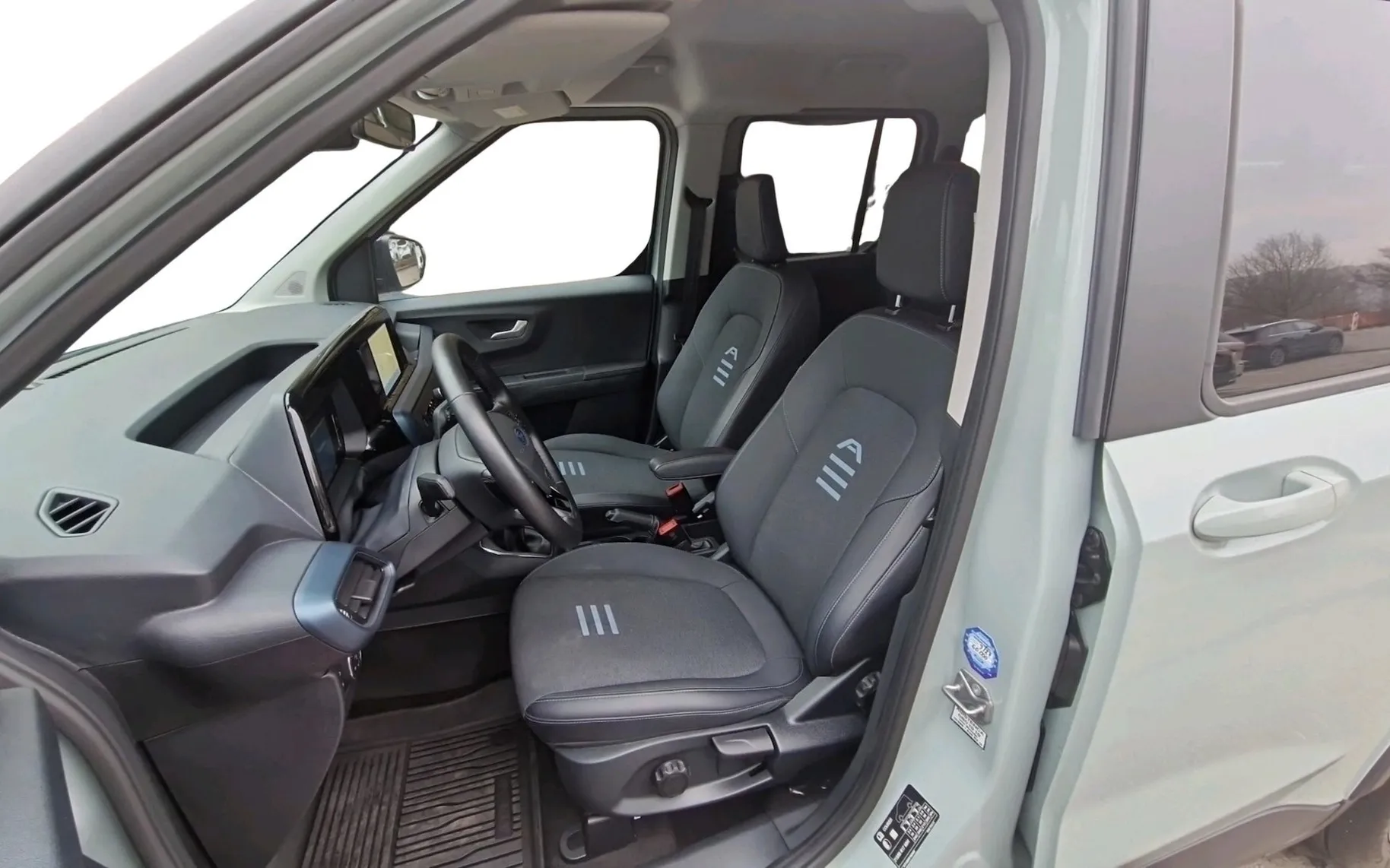 Notranja slika - Ford Tourneo Courier - ACTIVE 1.0ECOBOOST-SLO-RADAR-ZIM.PAKET-KAMERA-BLI - 6