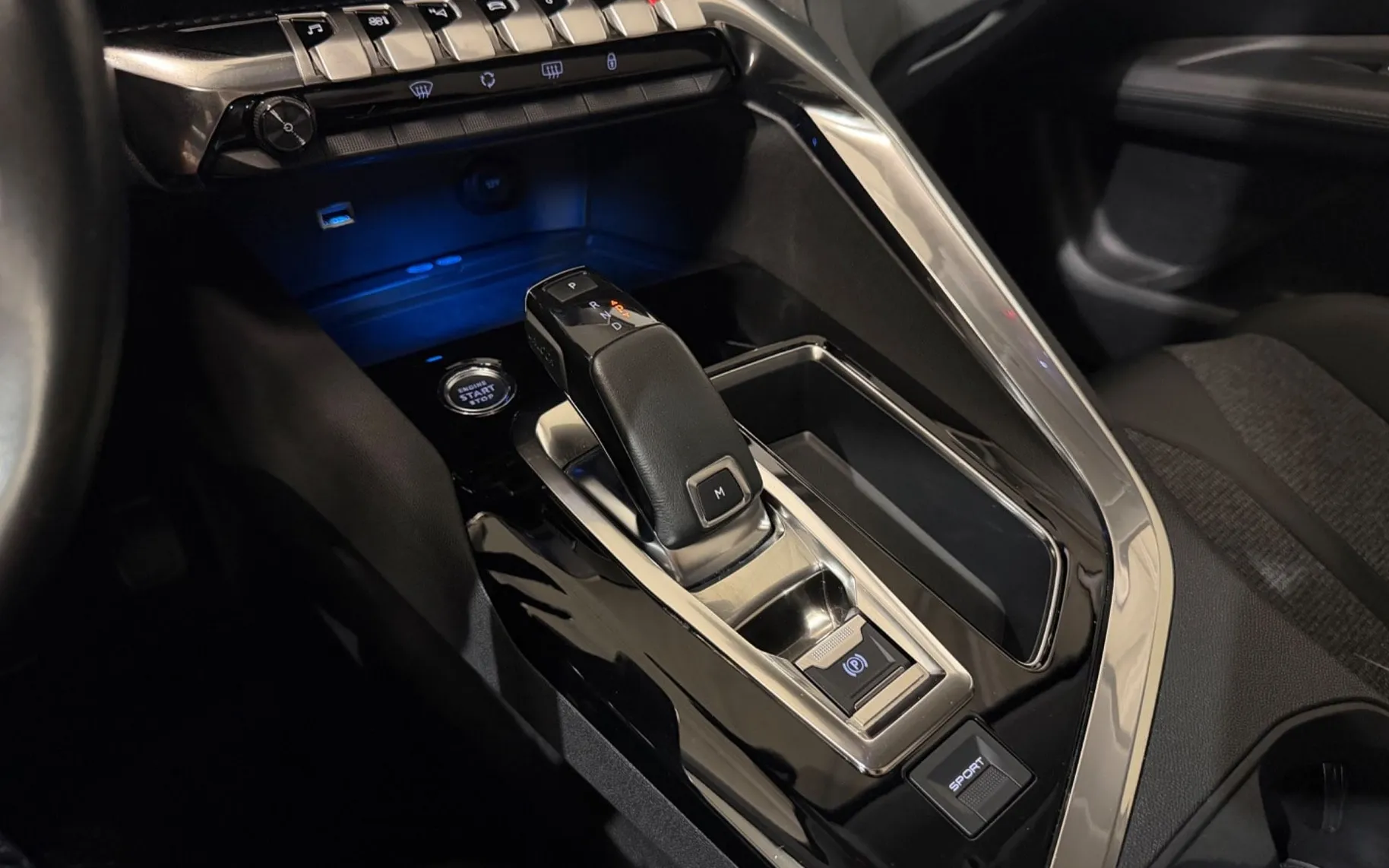 Notranja slika - Peugeot 3008 - 1.2i-ALLURE-VIRTUAL-FULL LED-KAMERA-NAVI-TEMPOMAT. - 12