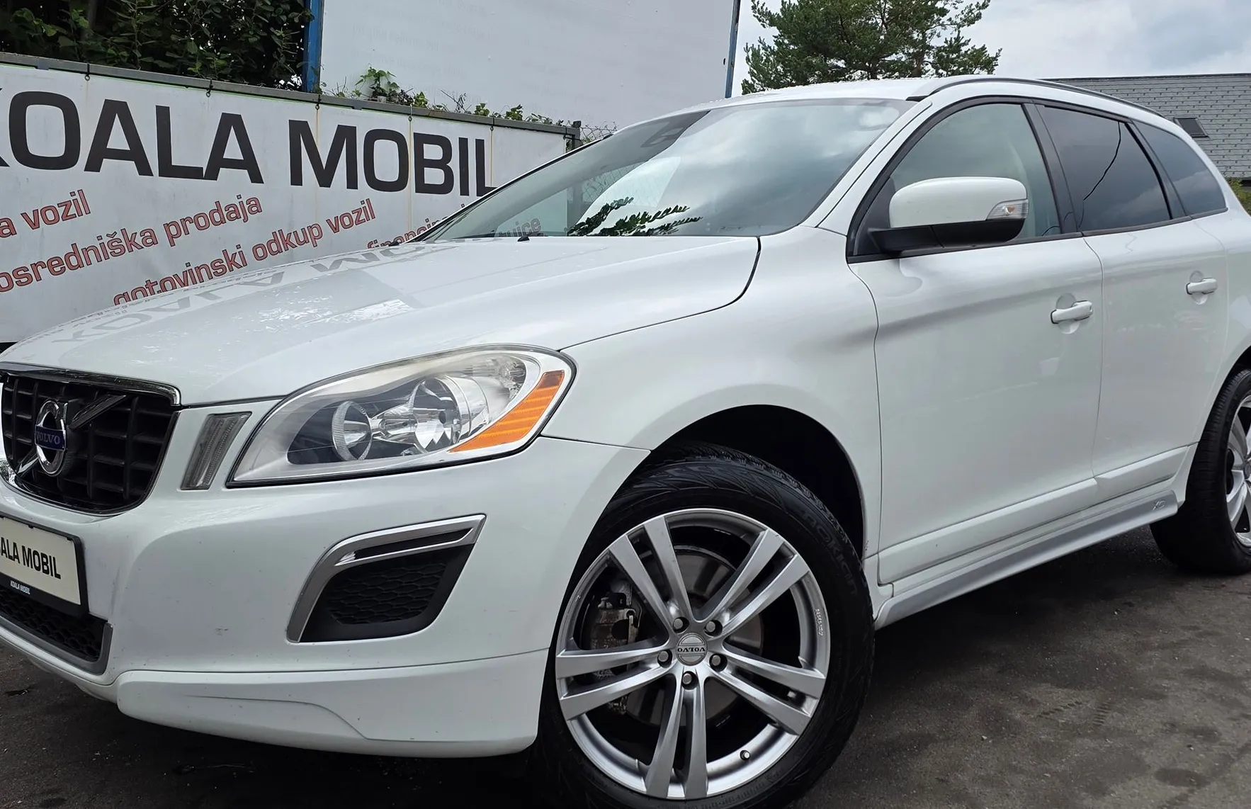 Zunanja slika - Volvo XC60 - FWD D4 MOMENTUM AVTOMATIK-ALU PLATIŠČA-KLIMA-NAVI - 1