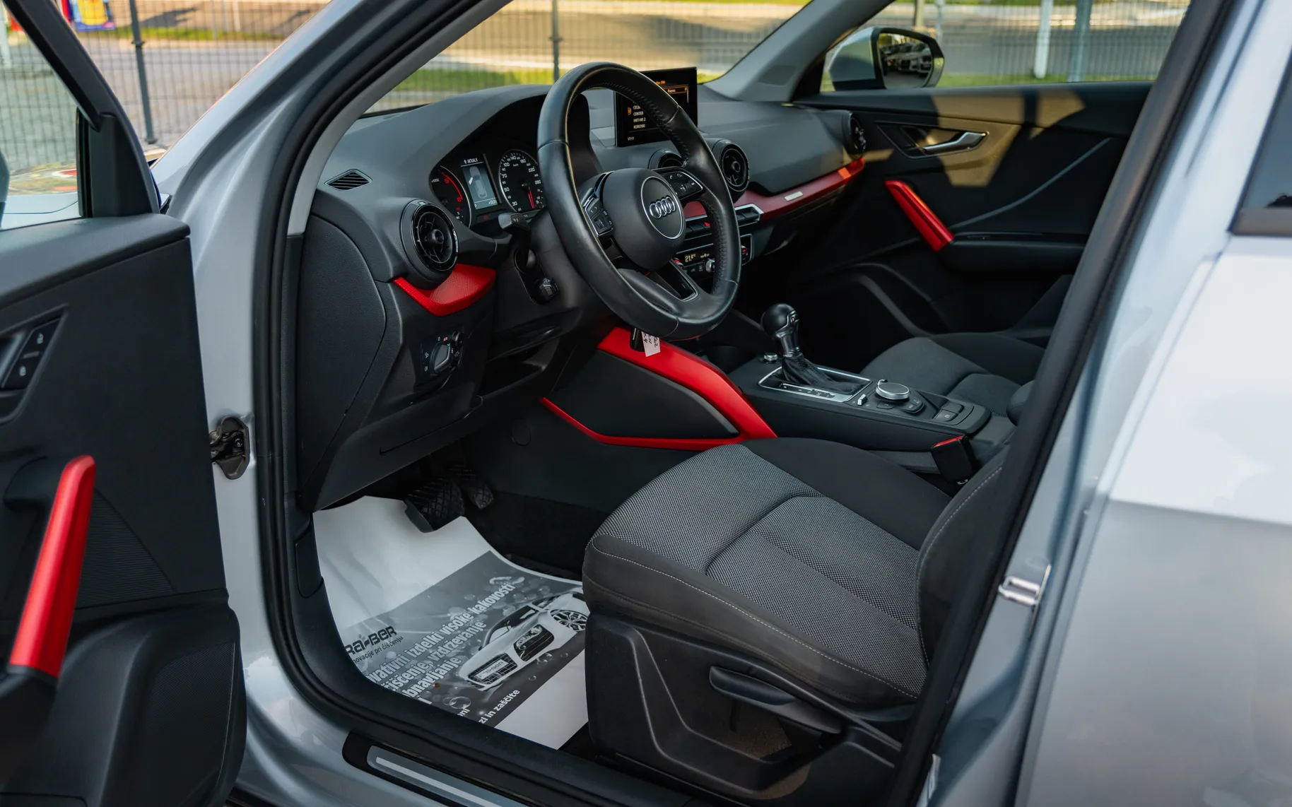 Notranja slika - Audi Q2 - quattro 2,0 TDI (Basis) S tronic - 9