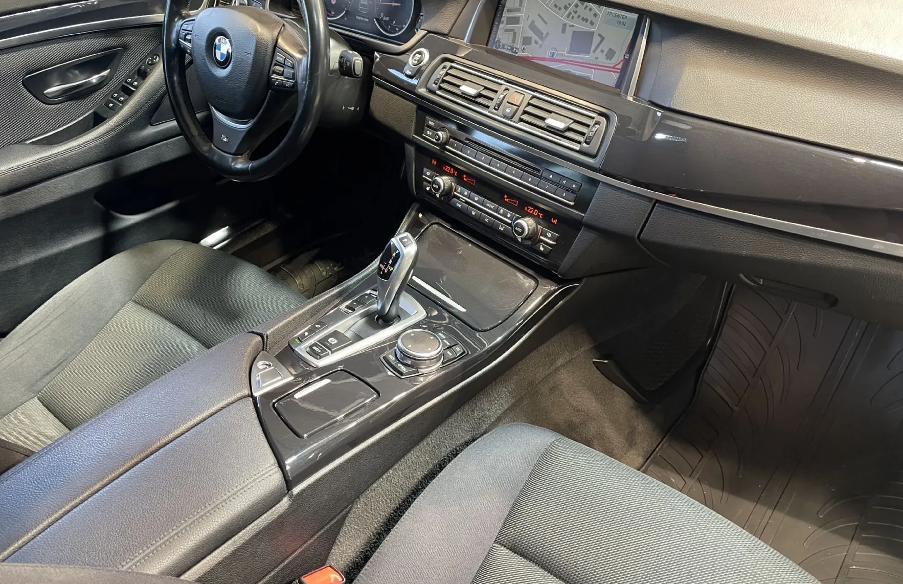 Zunanja slika - BMW Serija 5 - Touring: 520d-HEADUP-VIRTUAL-LANE-NAVI-RADAR-KAMERA-LED- - 15