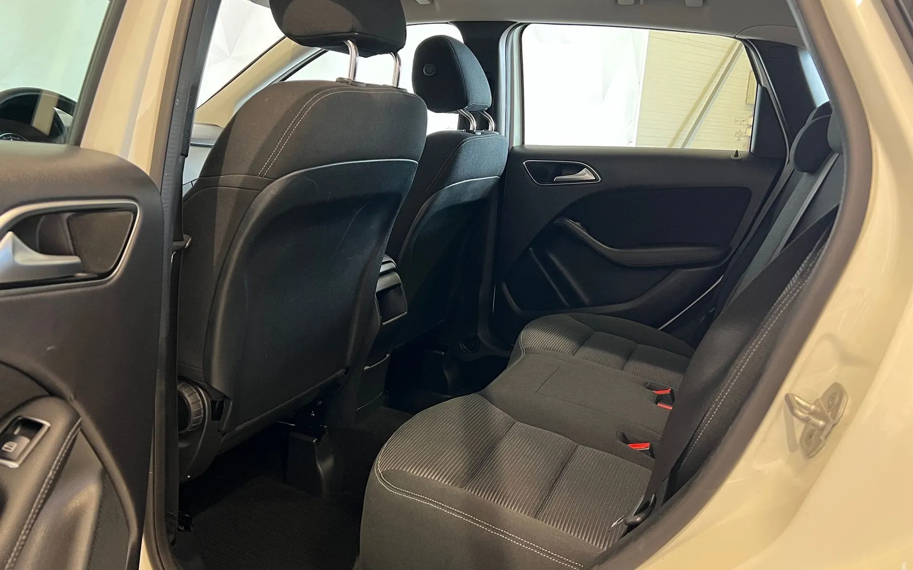 Notranja slika - Mercedes-Benz B-Razred - 200 d-AVTOMATIK-SPORT-LED-KAMERA-NAVI-TEMPOMAT - 12