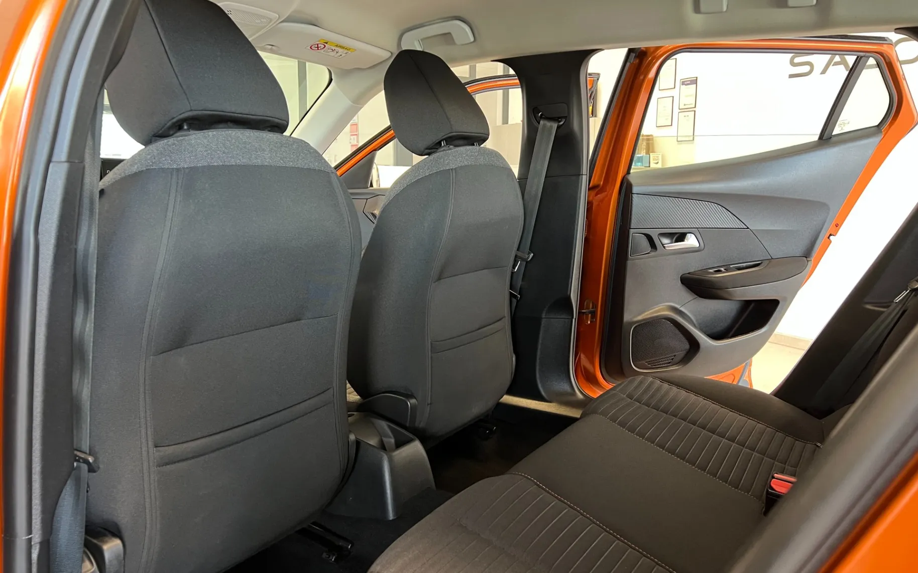 Zunanja slika - Peugeot 2008 - 1.2-1.LASTNIK-JAMSTVO-ODLIČEN-OBROK ŽE OD 128€ - 12