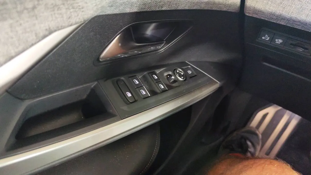 Notranja slika - Peugeot 3008 - 1.2 / Hybrid 136 e-DSC6 - 16