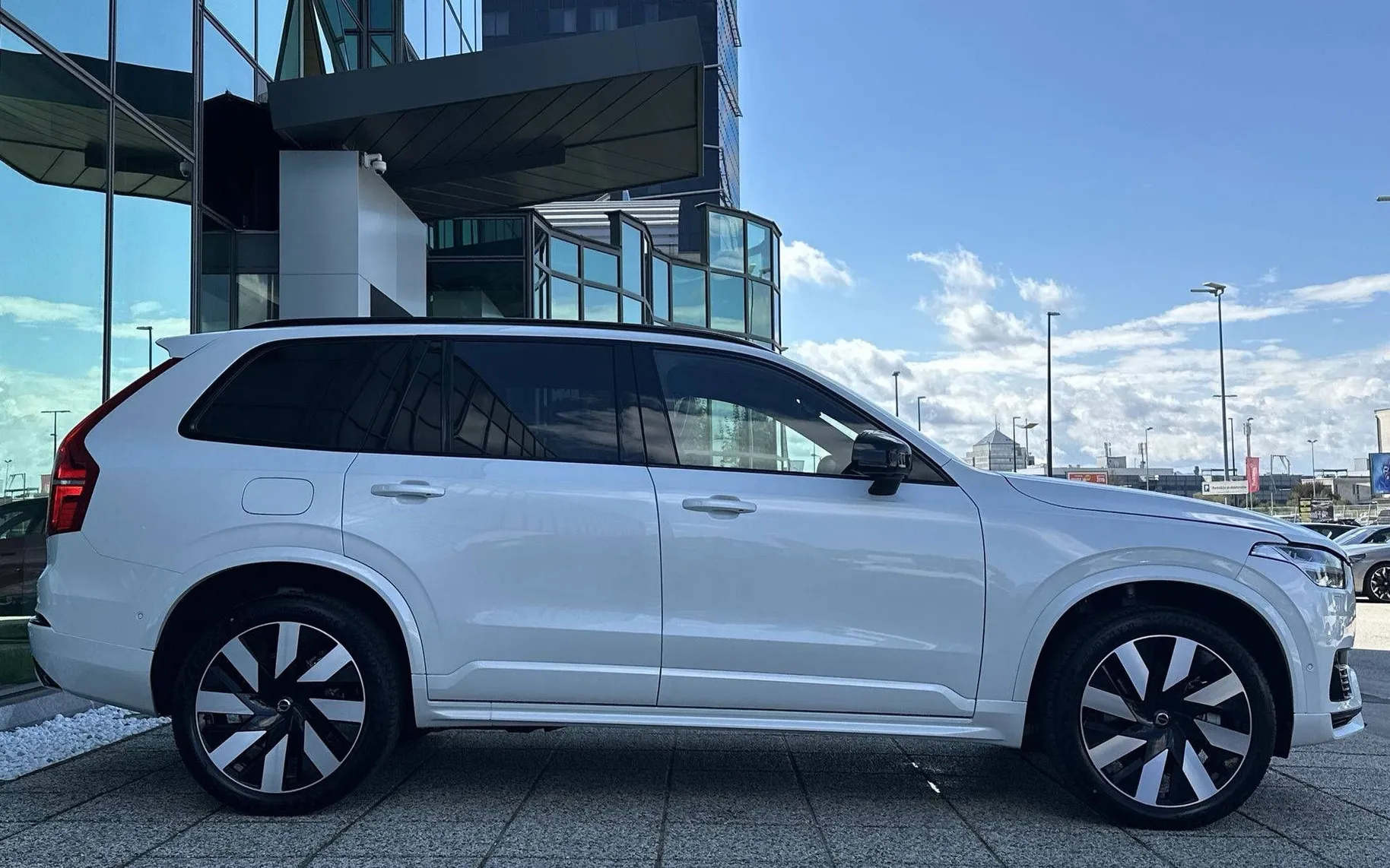 Zunanja slika - Volvo XC90 - T8 AWD Ultra Dark 7s 3 leta garancije + 3 servisi. - 4