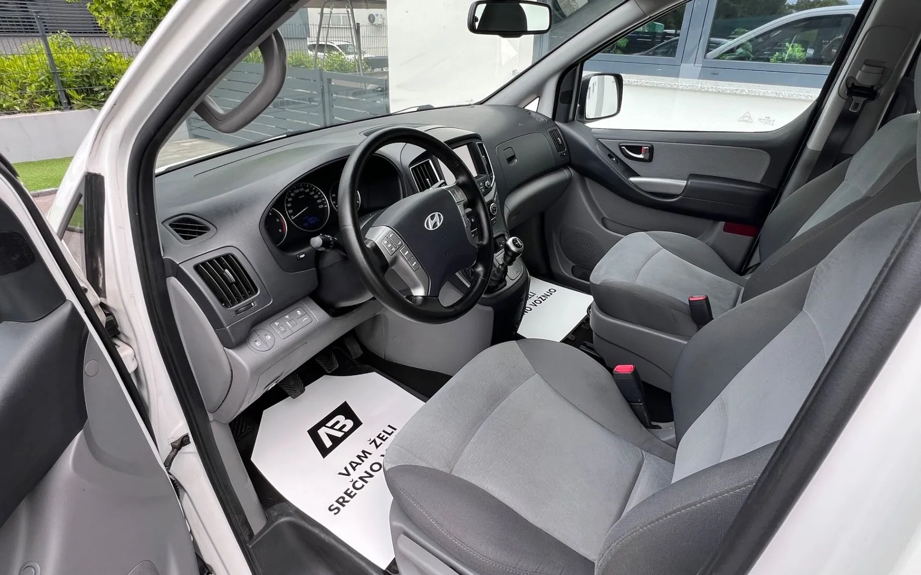 Notranja slika - Hyundai H-1 - 2.5 CRDi+8SED+R.KAMERA+NAVI+3CONSKA KLIMA... - 9